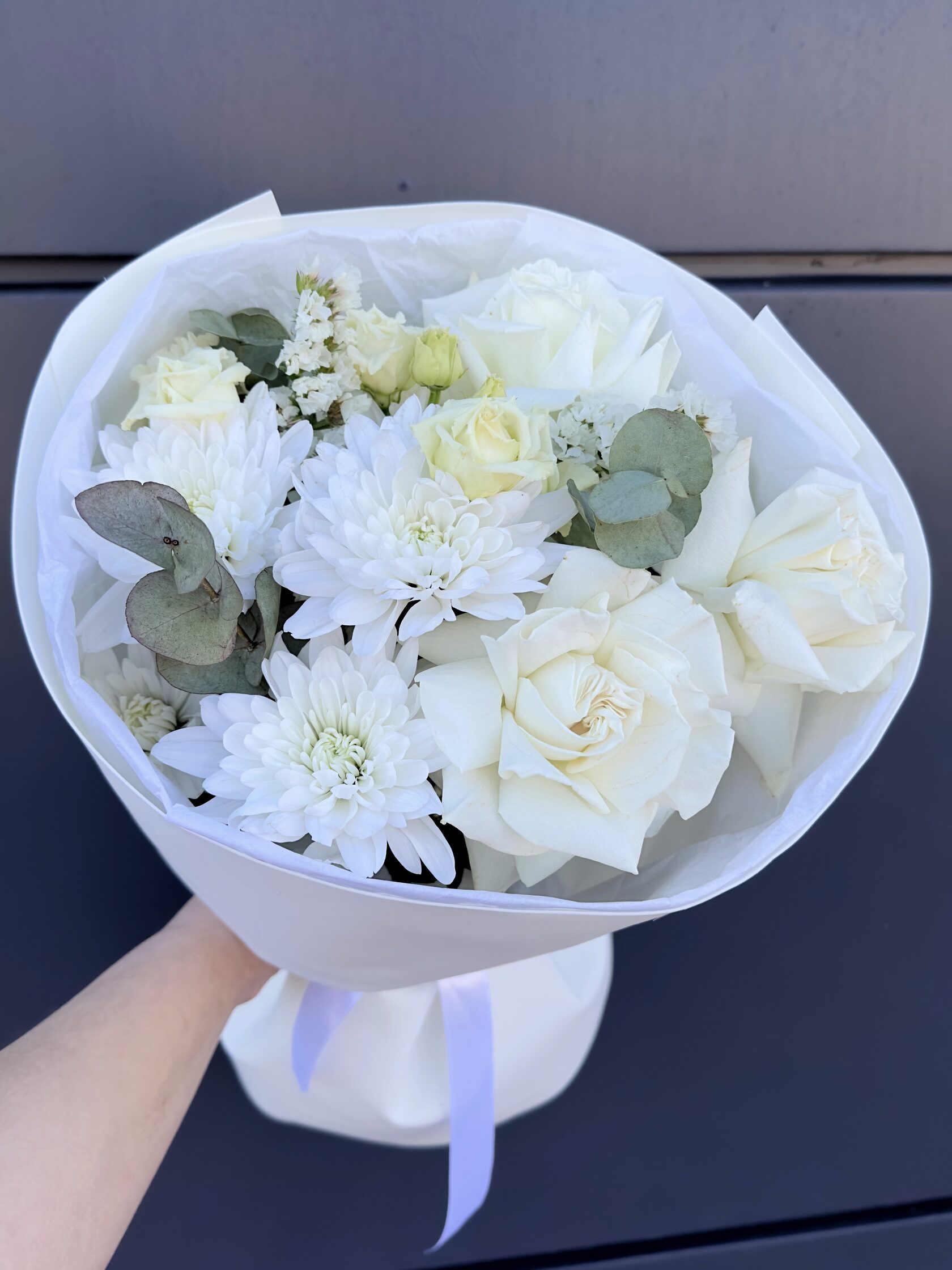 Авторский белый букет с розами и хризантемами №96