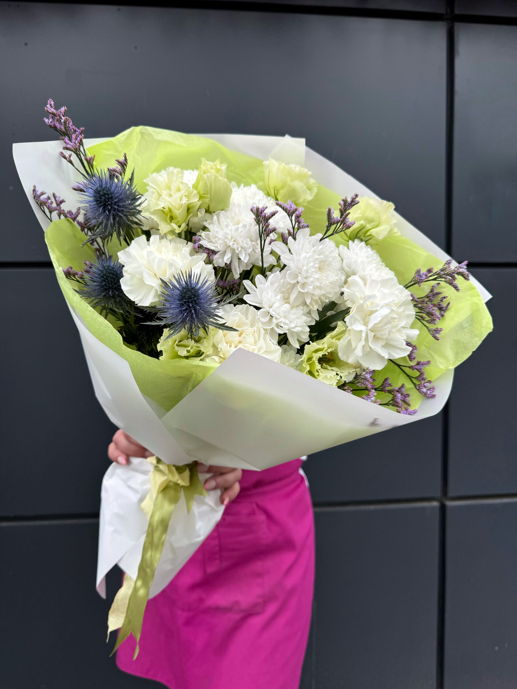 Авторский букет из кустовой хризантемы, диантусов и эустомы №6