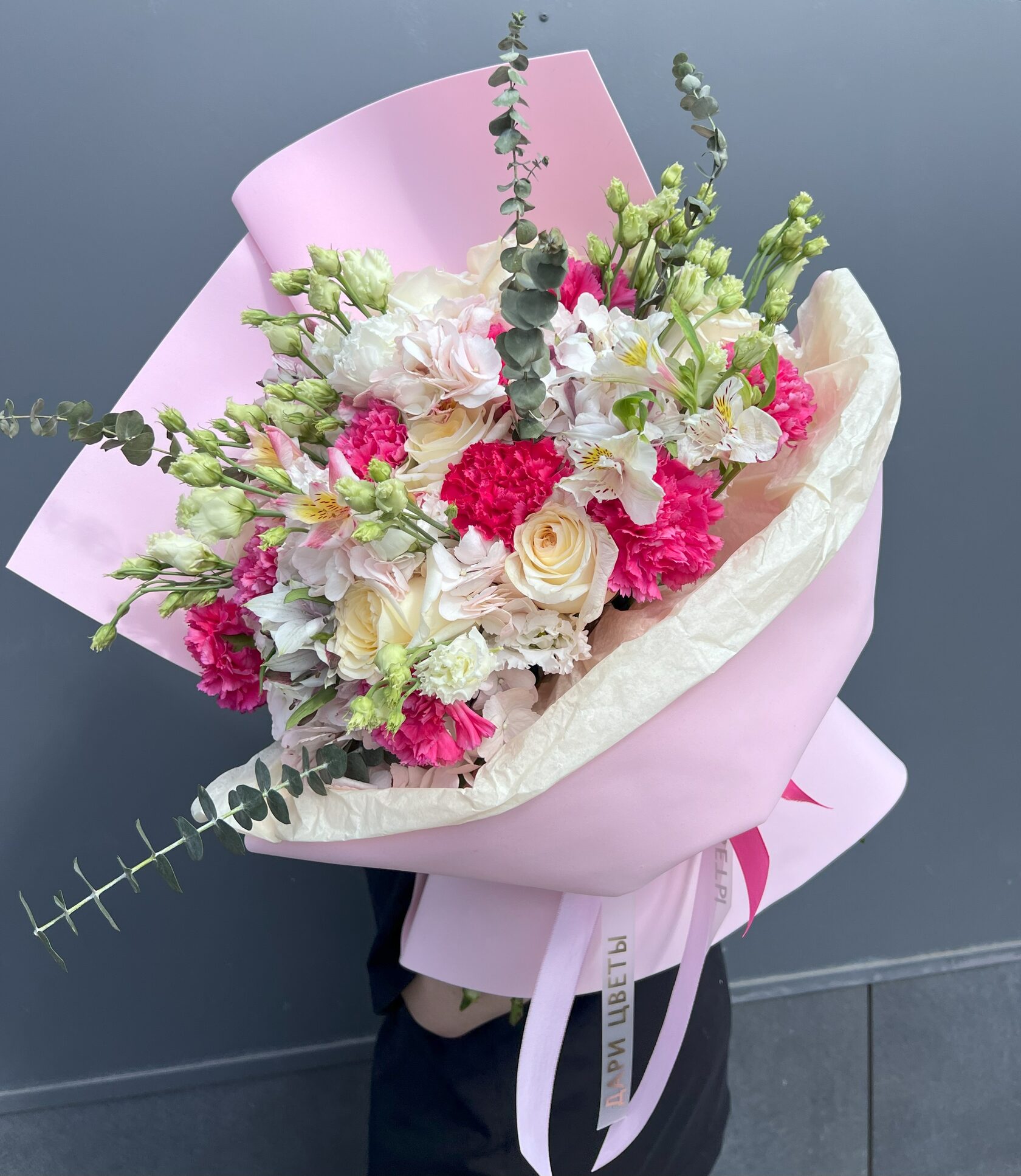Авторский букет из роз, гвоздик, альстромери, эвкалипта №59