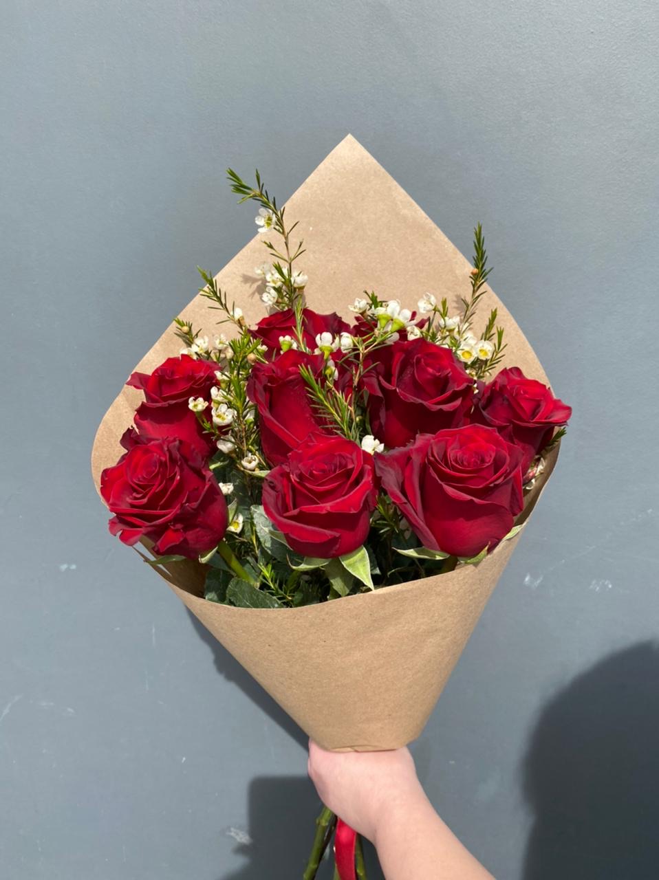 Авторский букет красными розами и хамелациумом №36