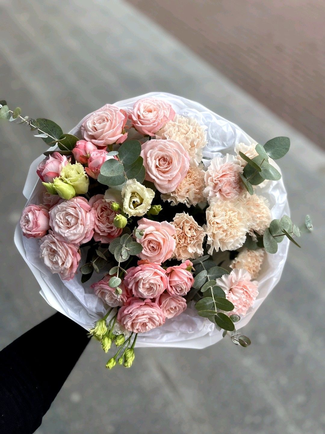 Авторский букет кустовыми розами, диантусами и эустомой №129