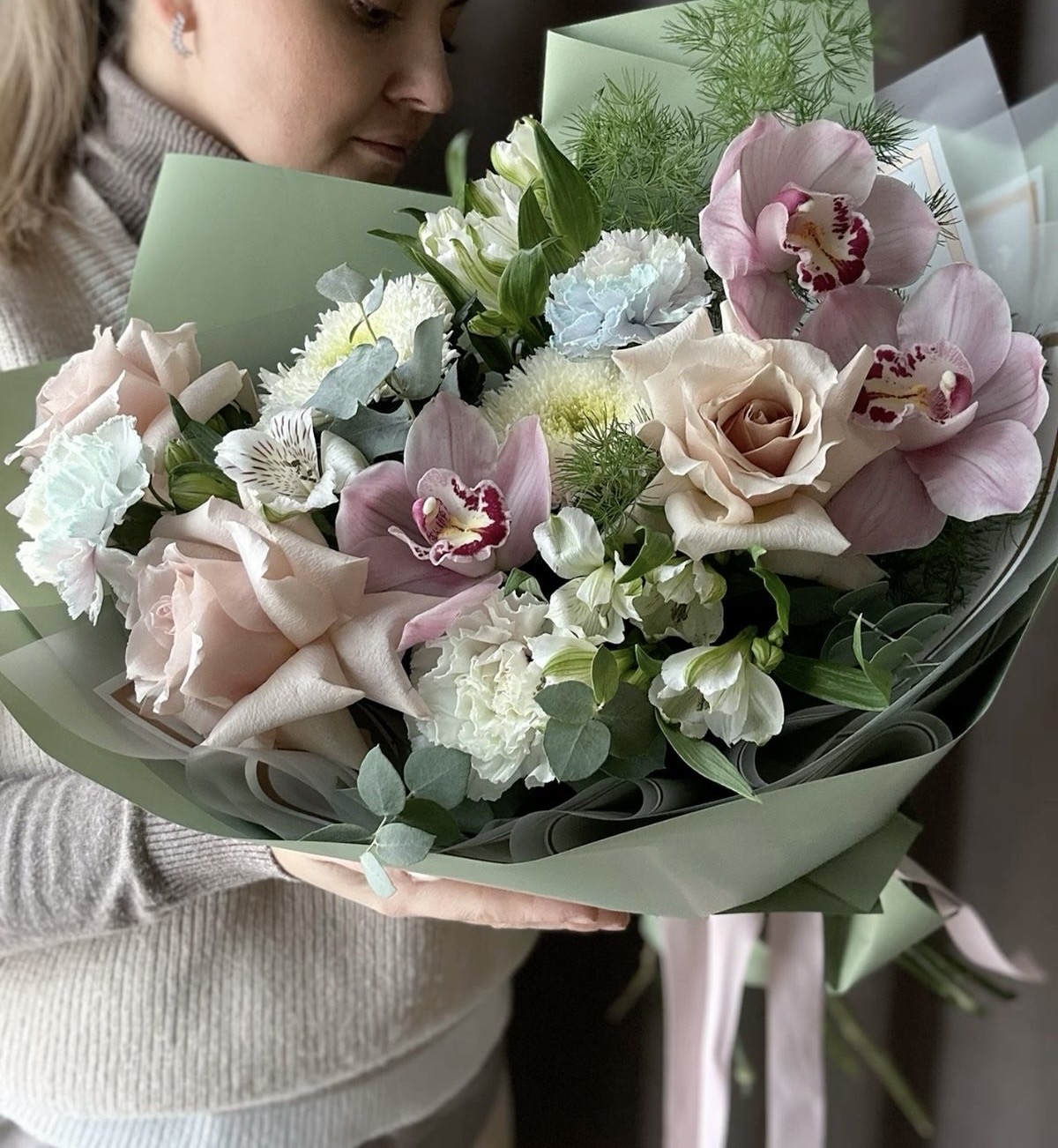 Авторский букет розами, орхидеями и диантусами №127