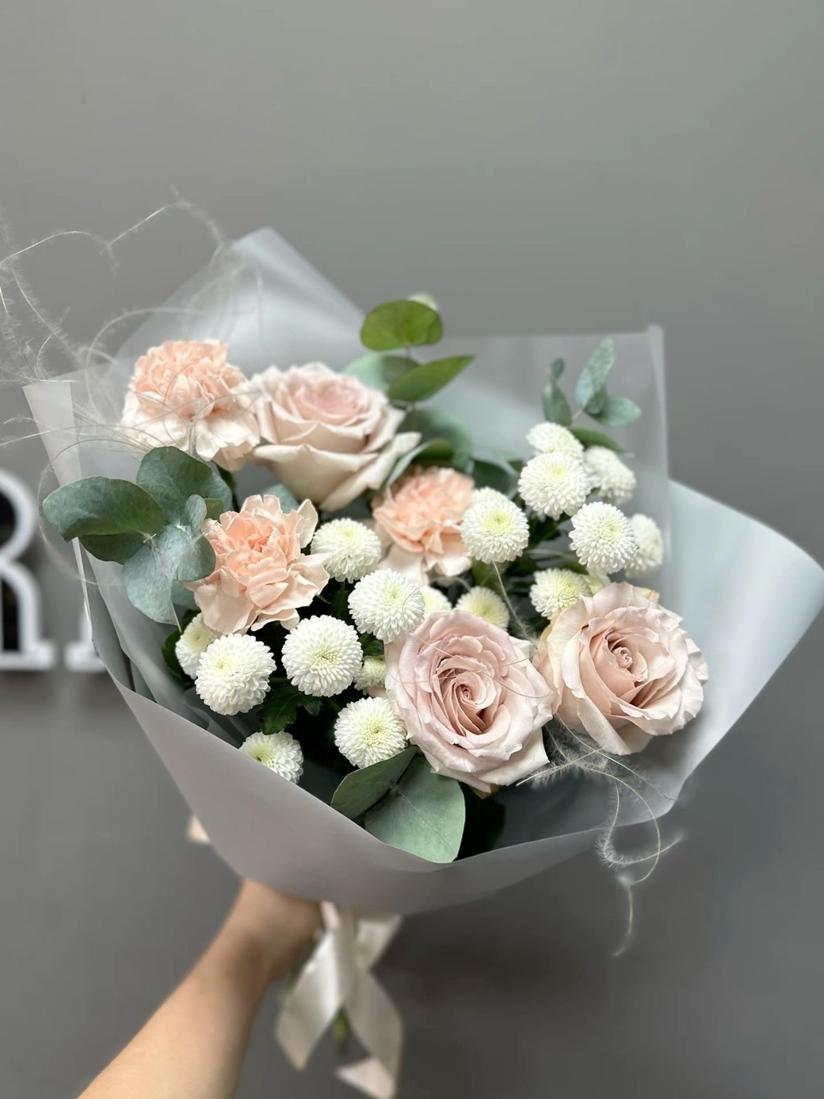 Авторский букет розами, орхидеями и диантусами №128