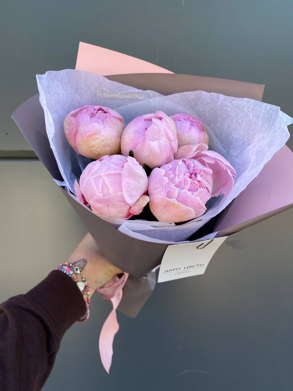 Авторский букет с 5 розовыми пионами №11