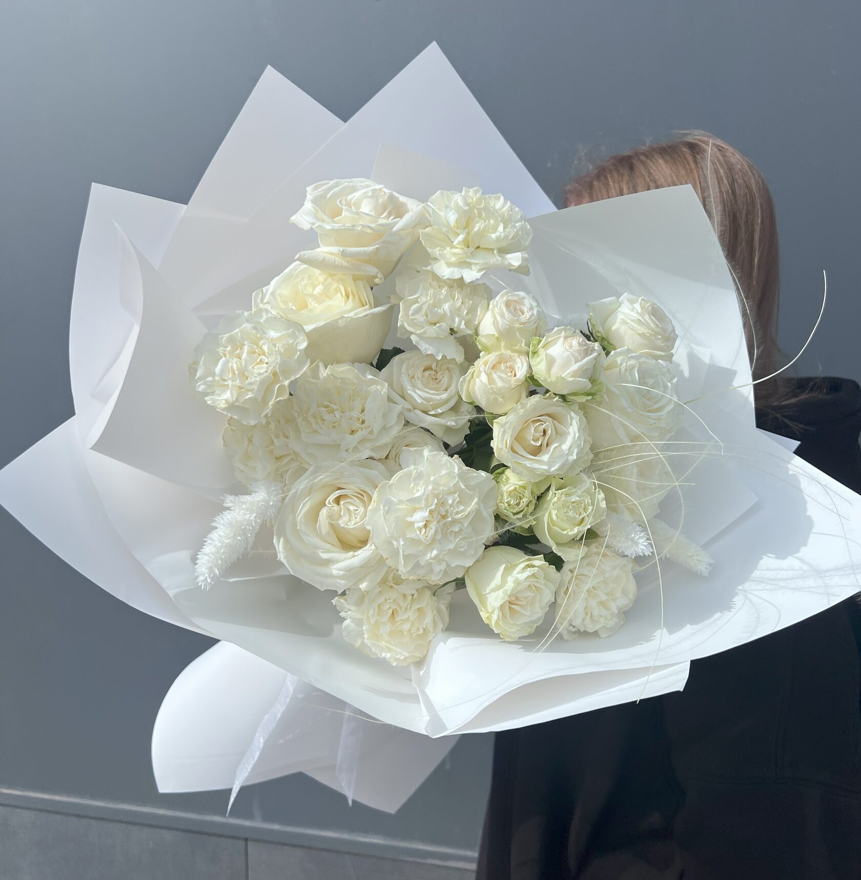 Авторский букет с белыми цветами: розы, диантусы №50
