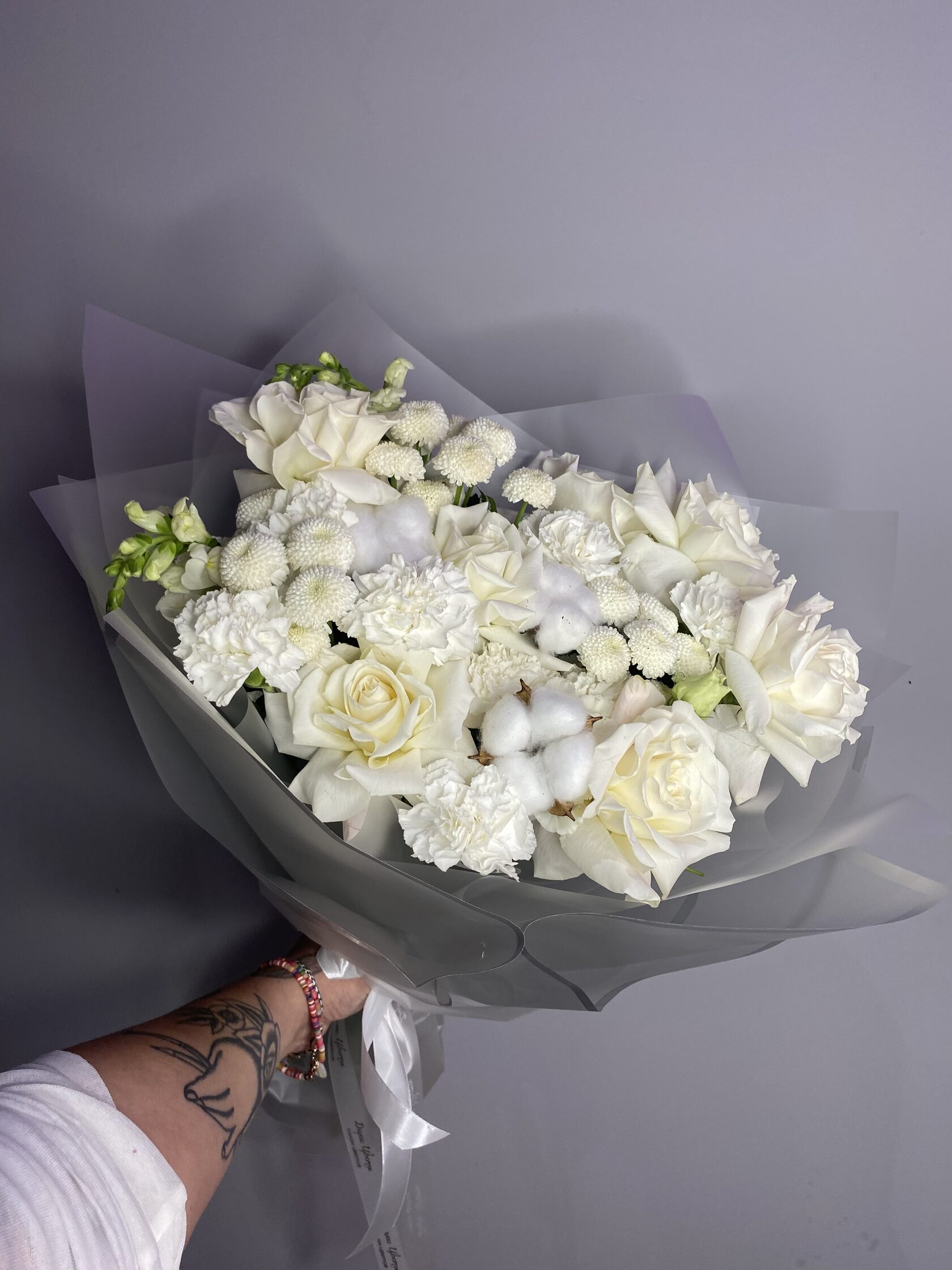 Авторский букет с белыми розам, диантусами, хризантемами и хлопком №26