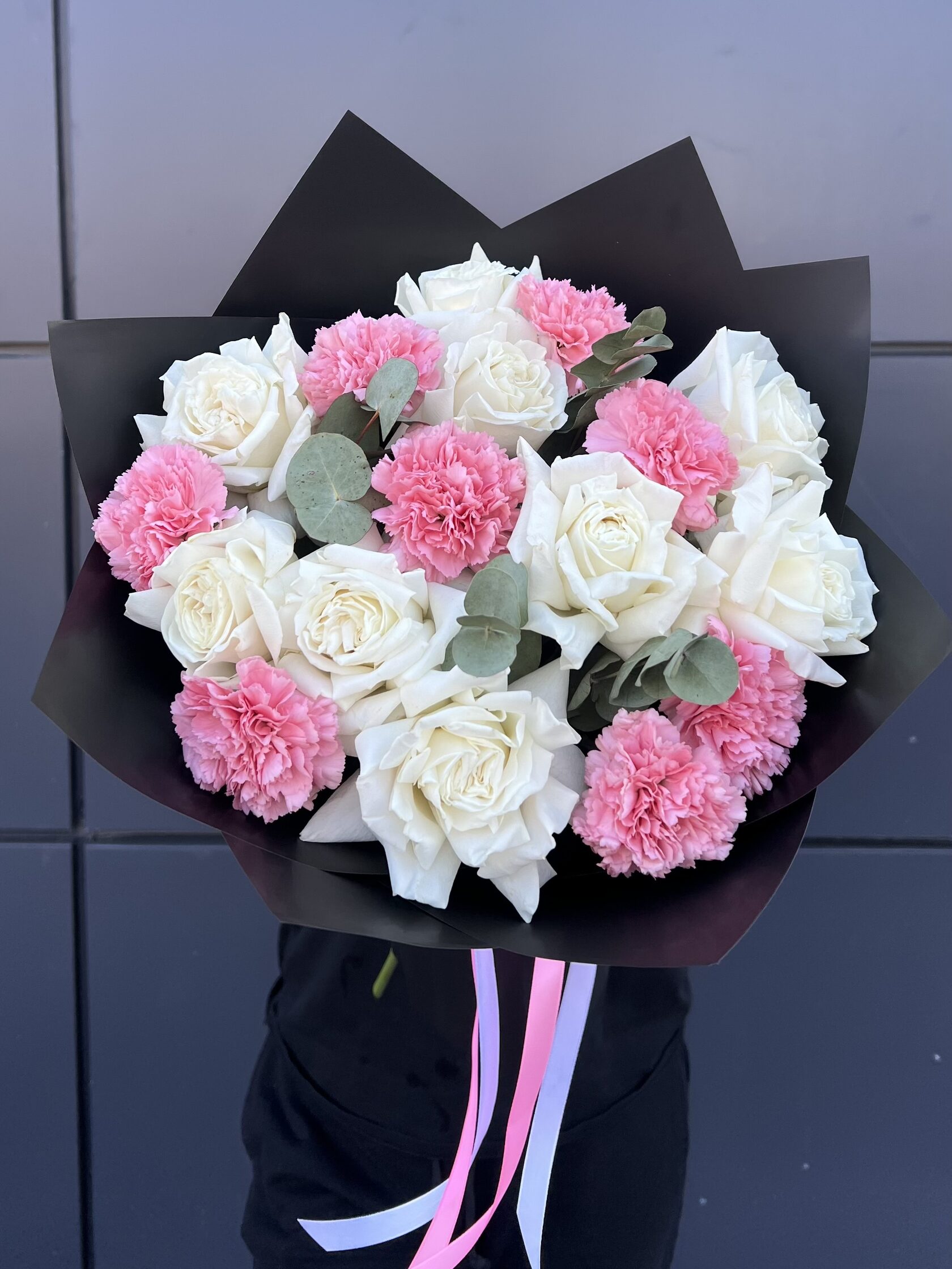 Авторский букет с диантусами, эвкалиптом и шикарными белыми пломбирными розами №114