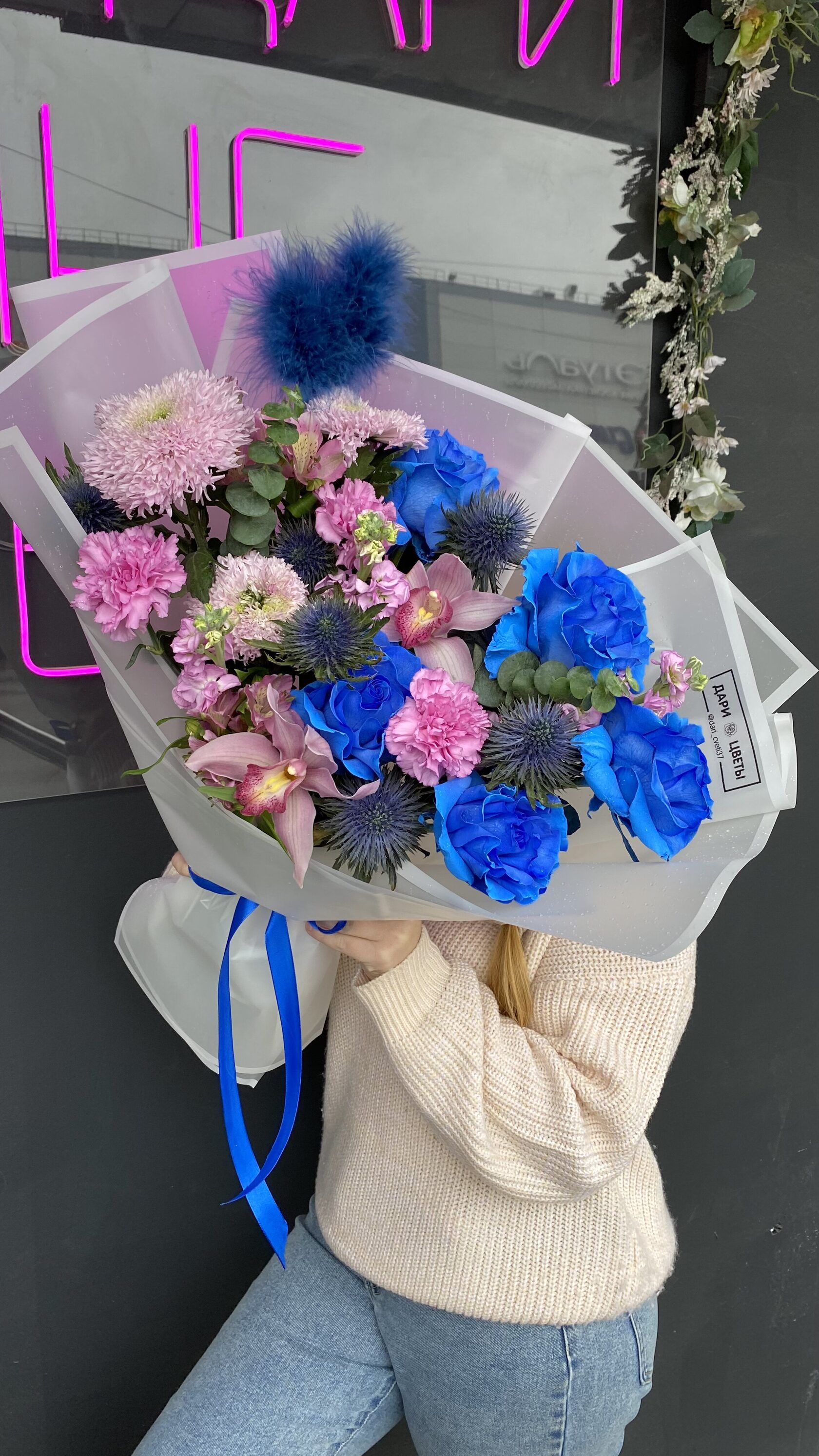 Авторский букет с эксклюзивными синими розами, хризантемой, орхидеей, диантусами №30