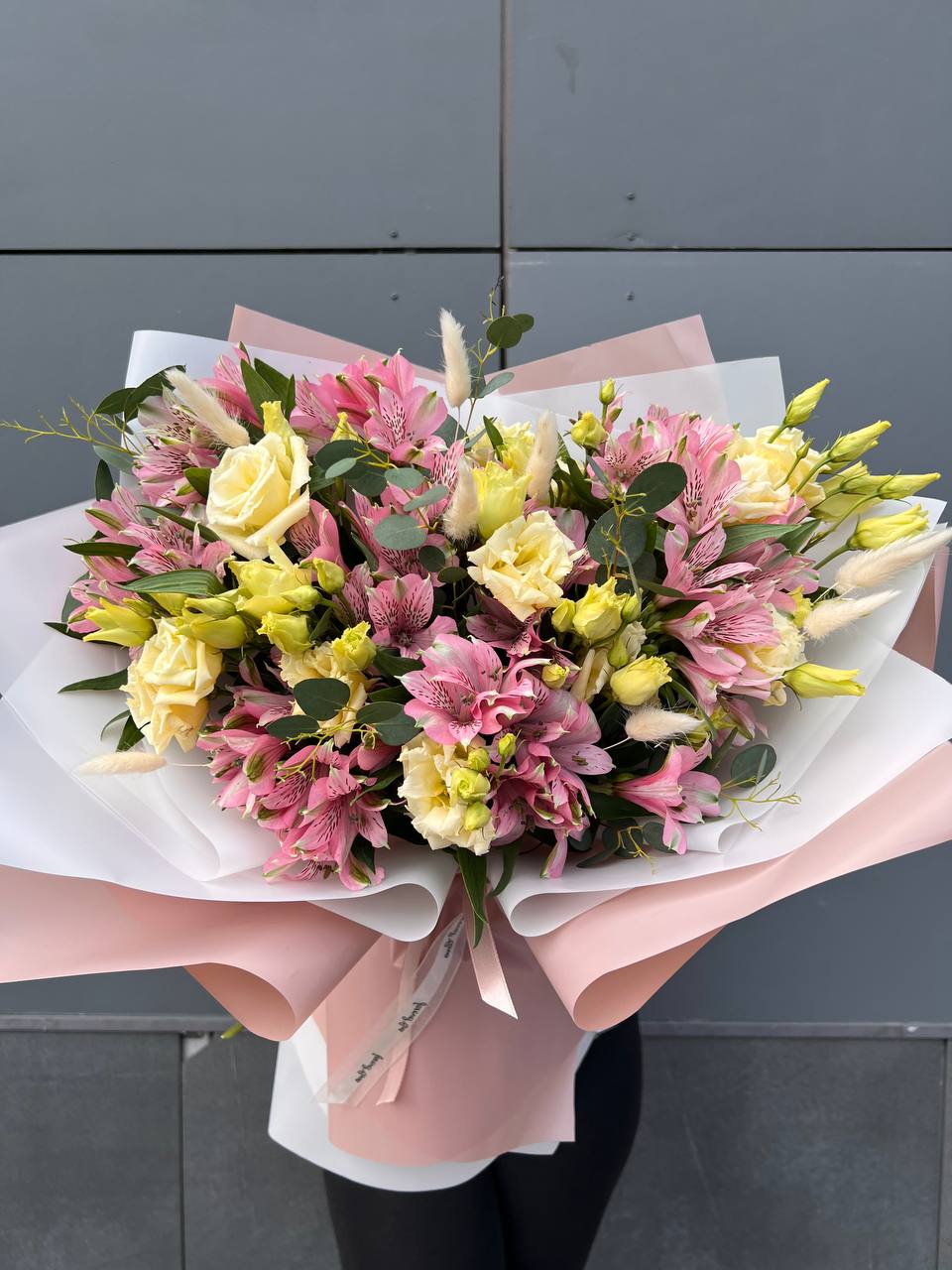 Авторский букет с эустомой, альстромерией, эвкалиптом №45