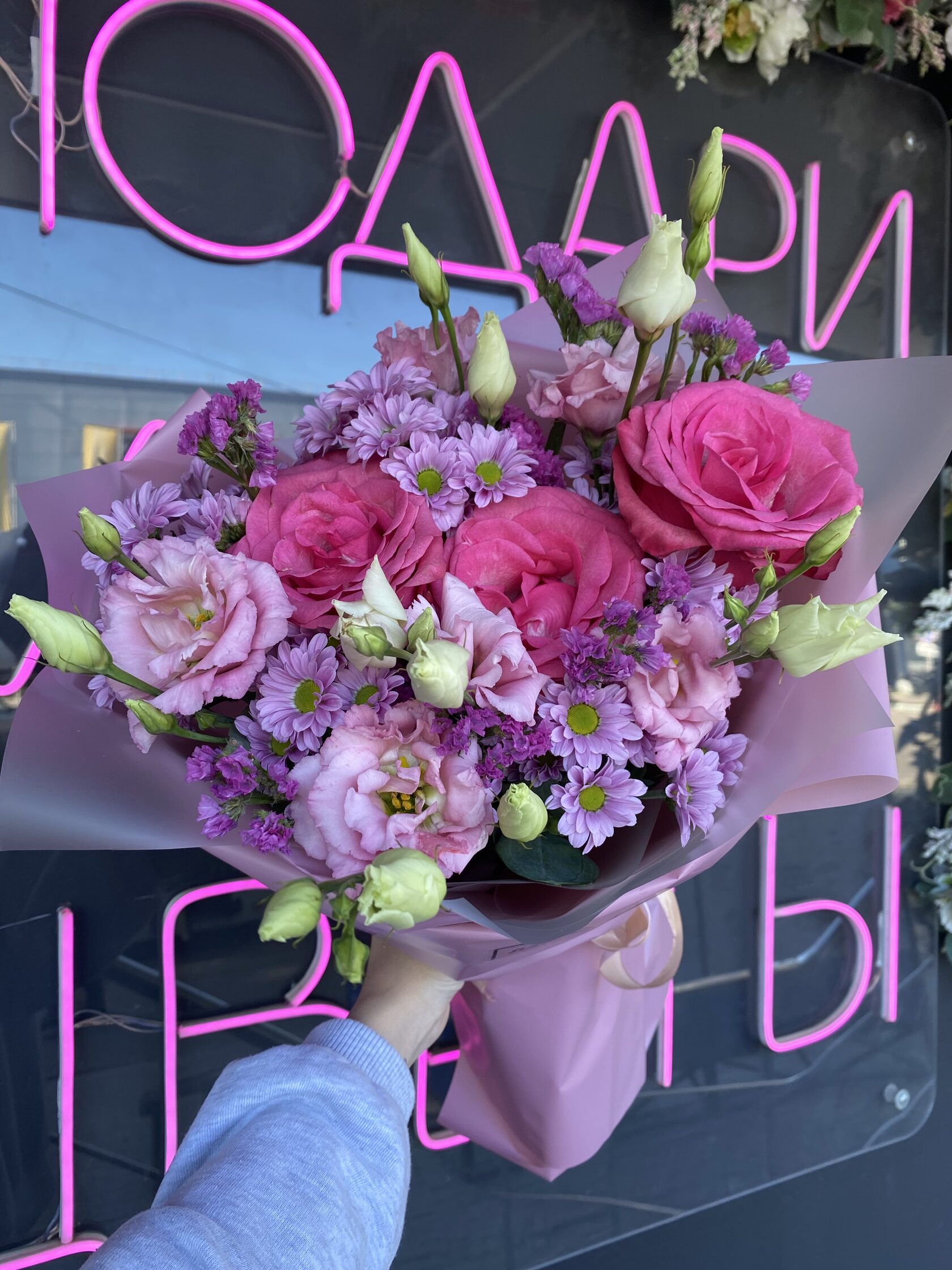 Авторский букет с эустомой, розами, хризантемой №48