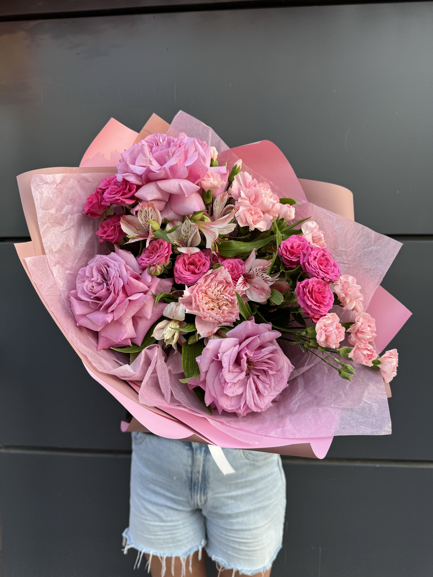 Авторский букет с французскими пионовидными розами и кустовыми розами №13