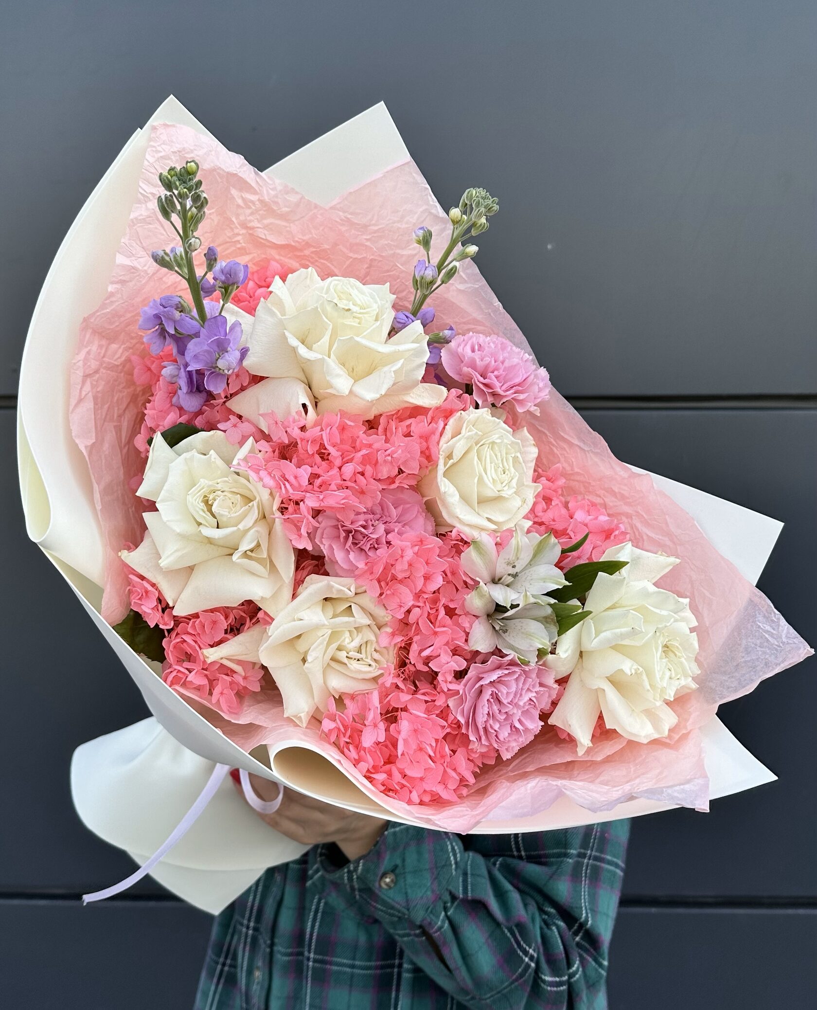 Авторский букет с французскими розами, диантусами и стабилизированной гортензией№90