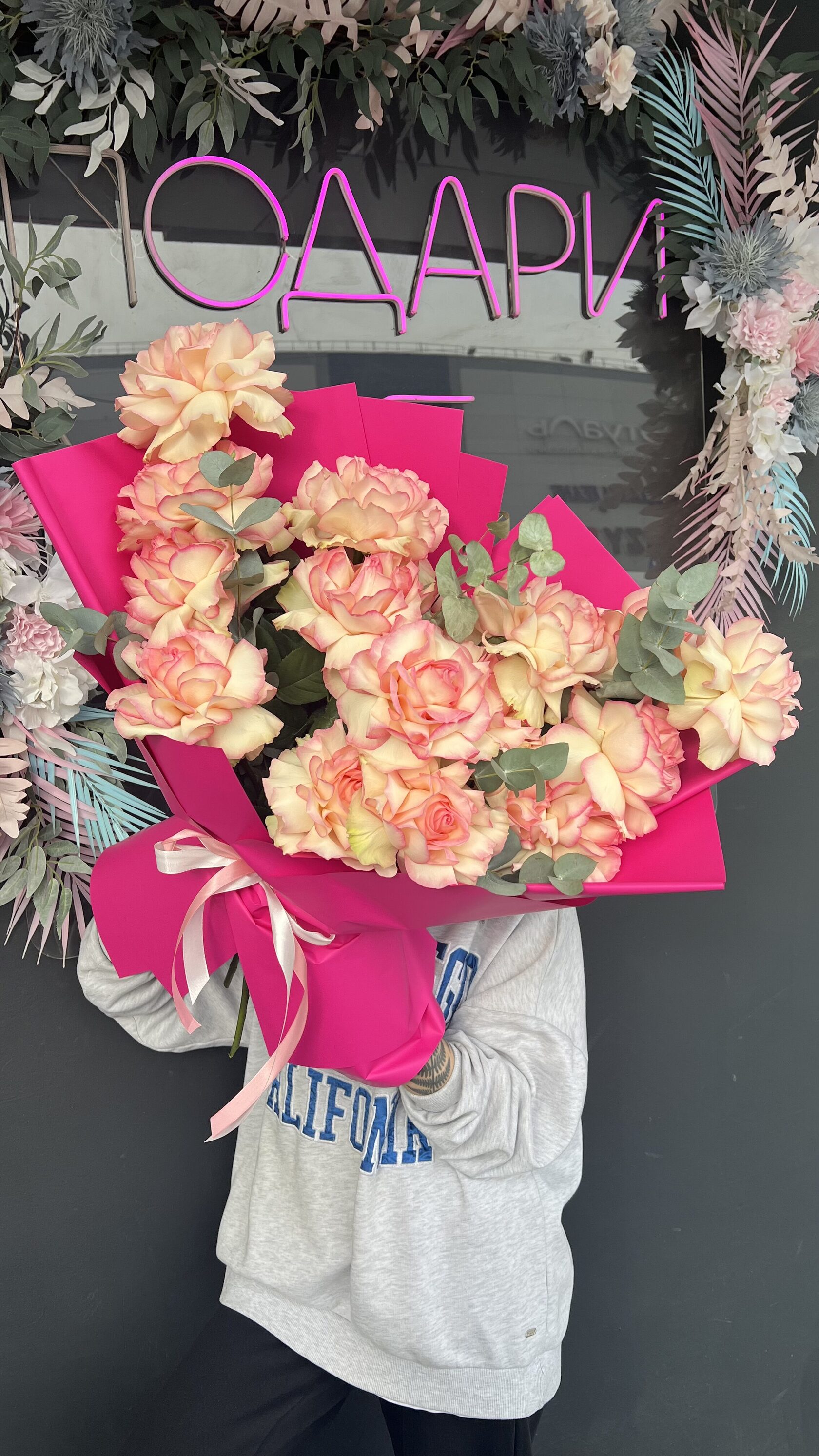 Авторский букет с французскими розами и эвкалиптом №89