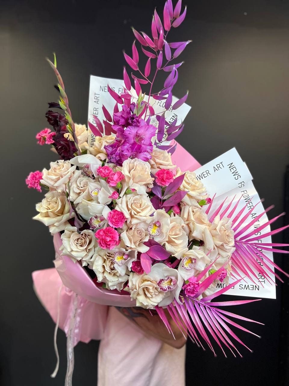 Авторский букет с французскими розами, кустовыми диантусами, орхидеей, гладиолусами и декором №40