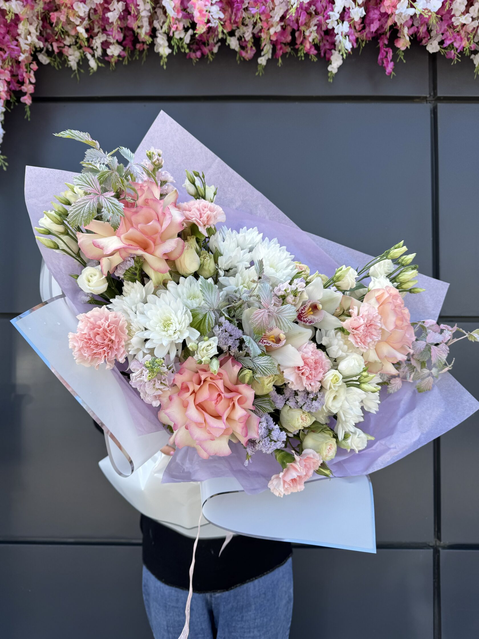 Авторский букет с французскими розами, орхидеей, эустомой, хризантемами №23