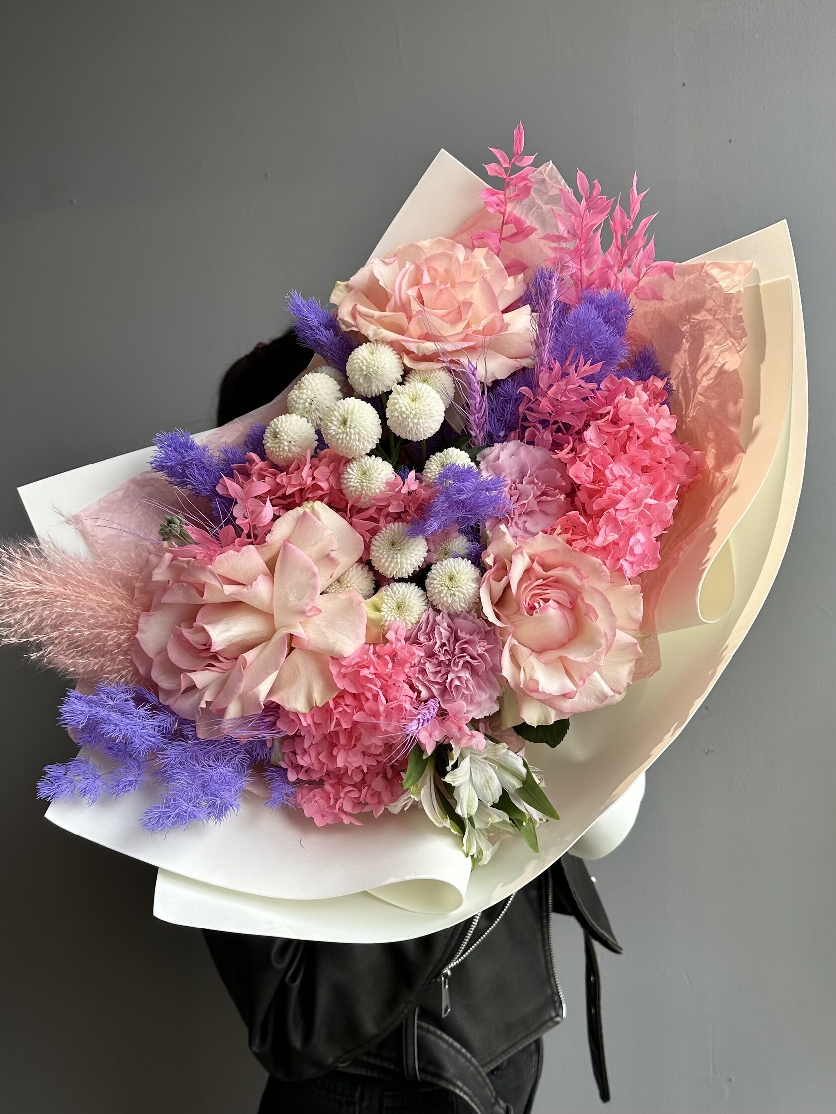 Авторский букет с французскими розами, хризантемами и диантусами №7