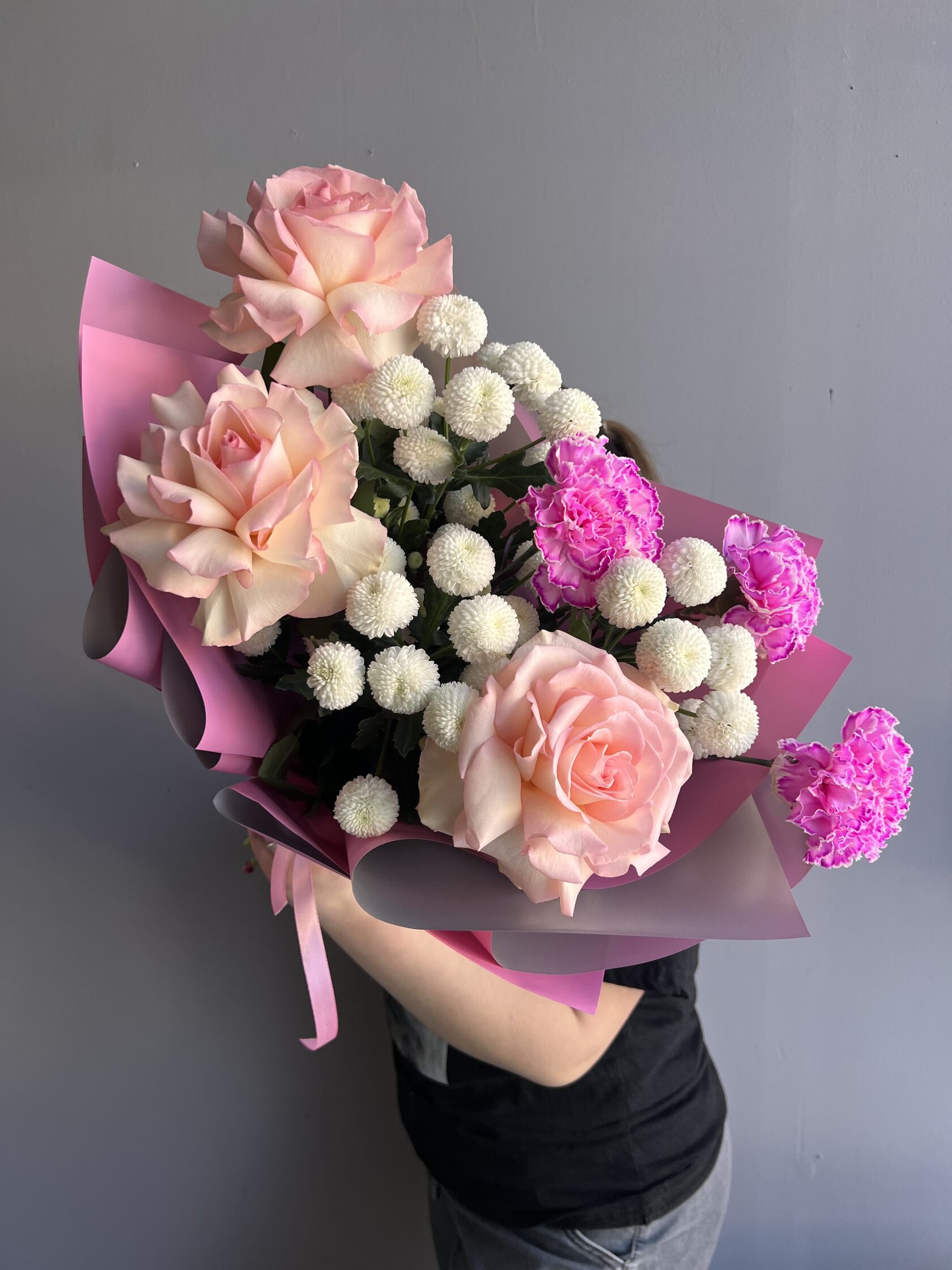 Авторский букет с французскими розами, хризантемами и яркими диантусами №10