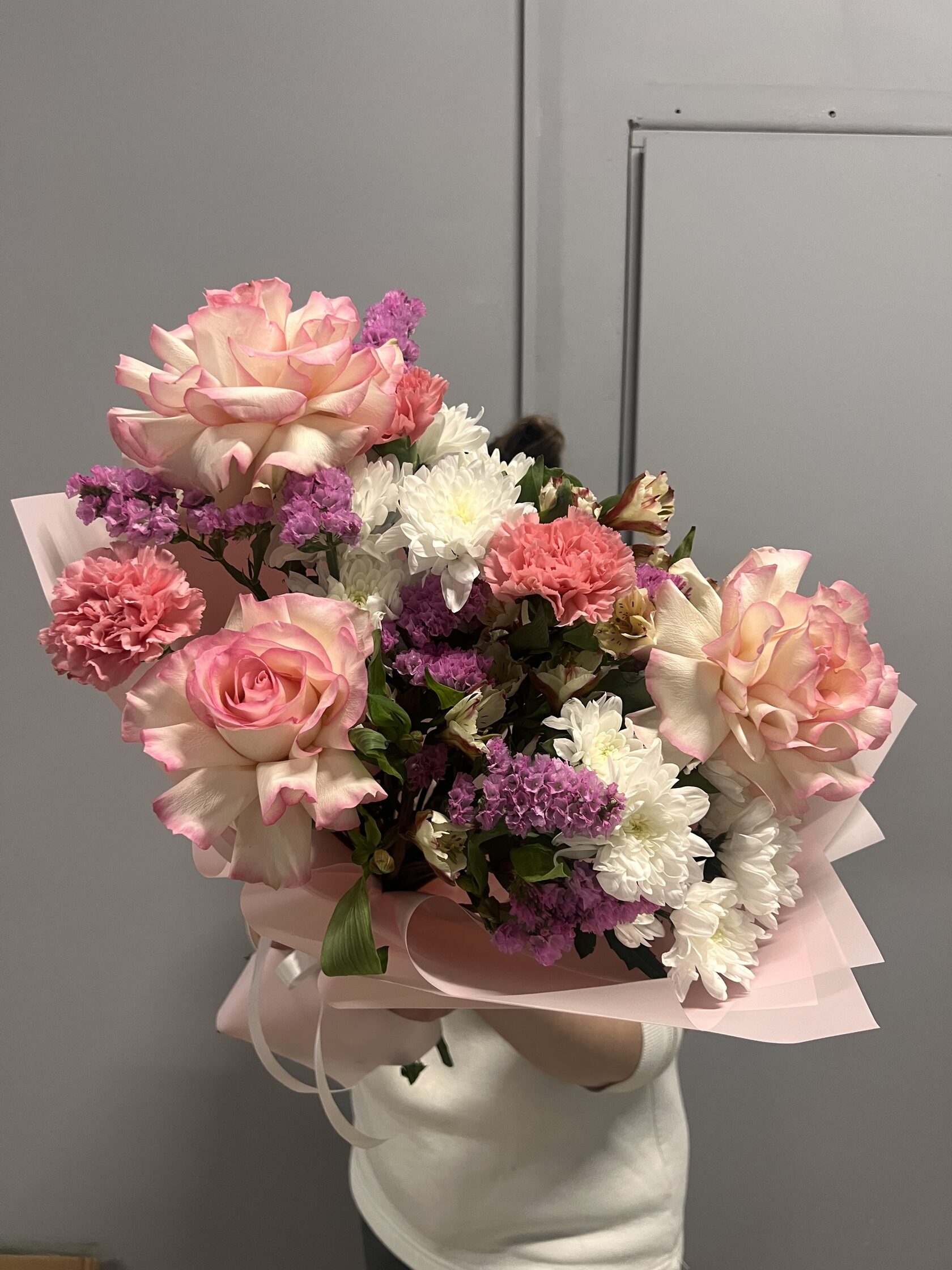 Авторский букет с французскими розами, хризантемой,статицей №14