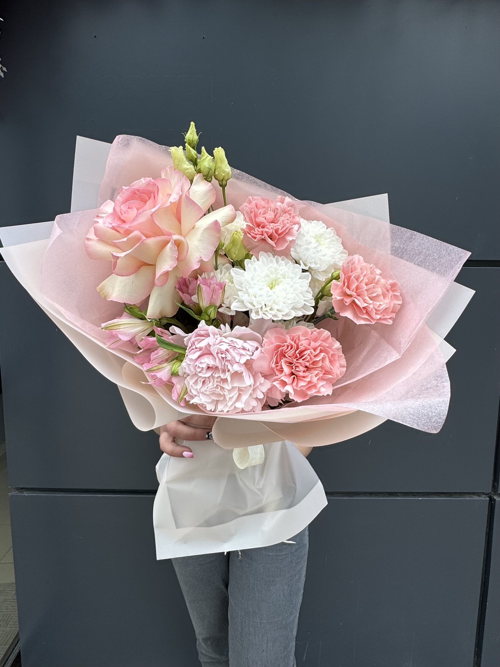 Авторский букет с французской розой, диантусами, хризантемой №158