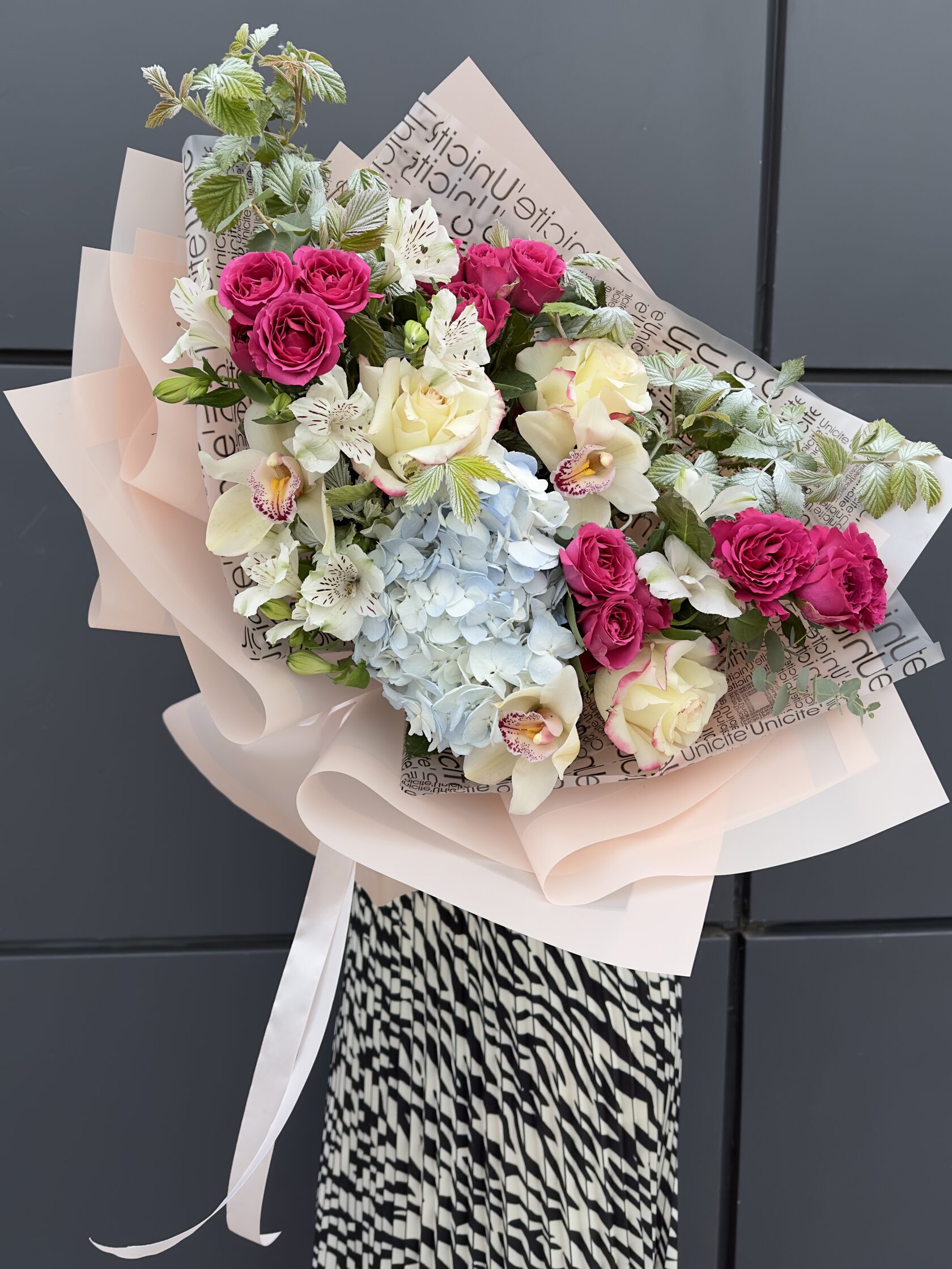 Авторский букет с гортензией, кустовыми розами, диантусами, альстромерией, розами и орхидеей №33