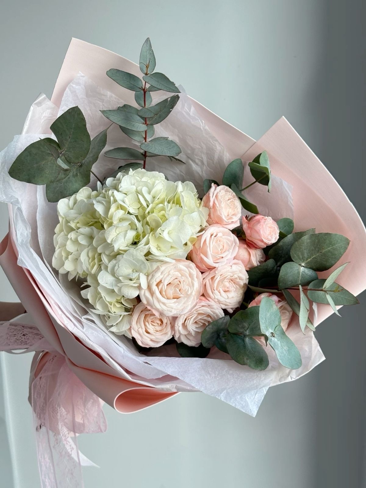 Авторский букет с гортензией, кустовыми розами и эвкалиптом №134