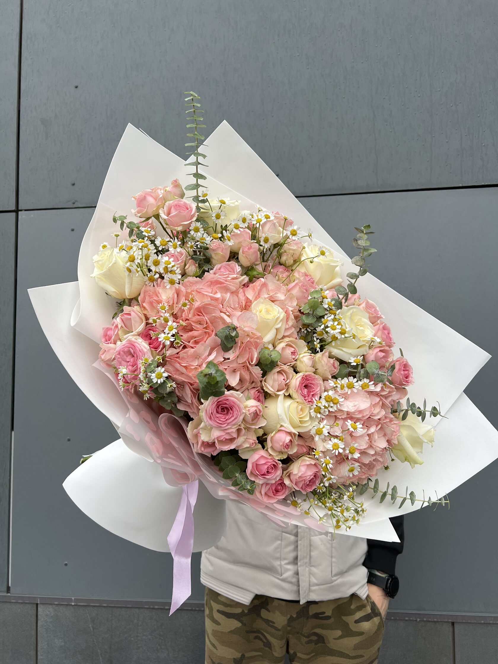 Авторский букет с гортензией, кустовыми розами, ромашками, розами №21