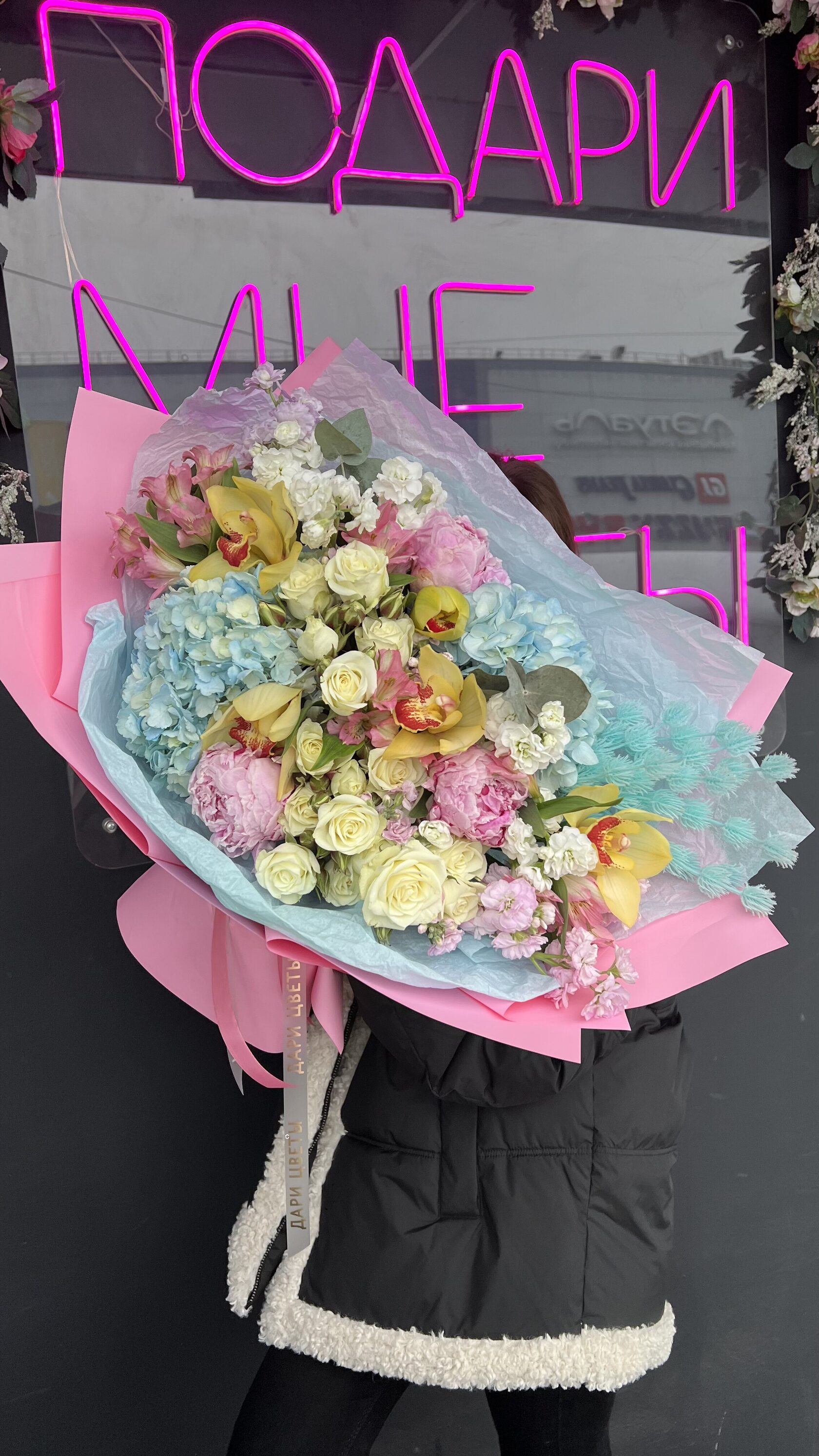 Авторский букет с гортензией, пионами, кустовыми розами, маттиолой, альстромерией №104