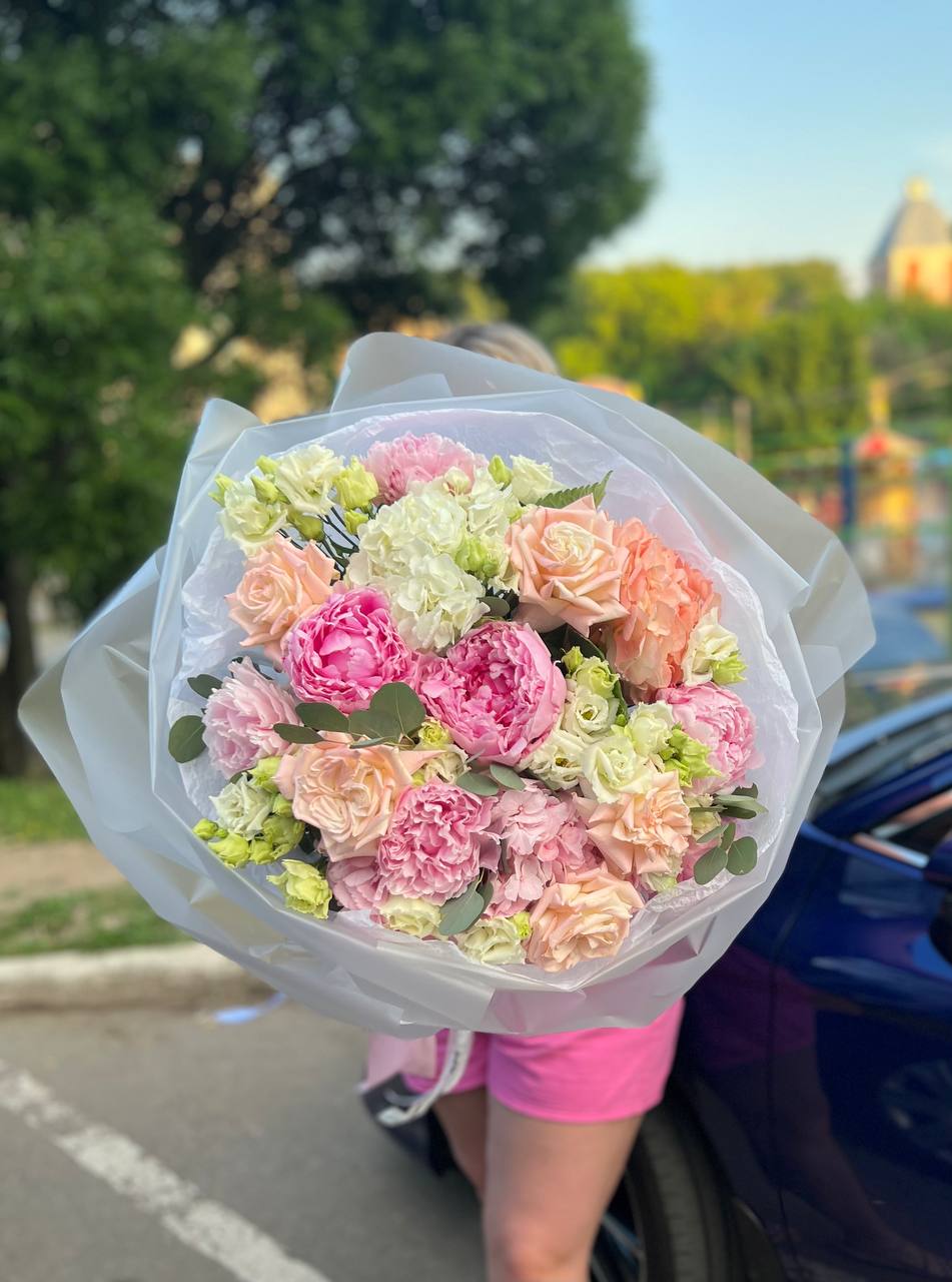 Авторский букет с гортензией, пионами, розами, диантусами, эустомой, эвкалиптом №53