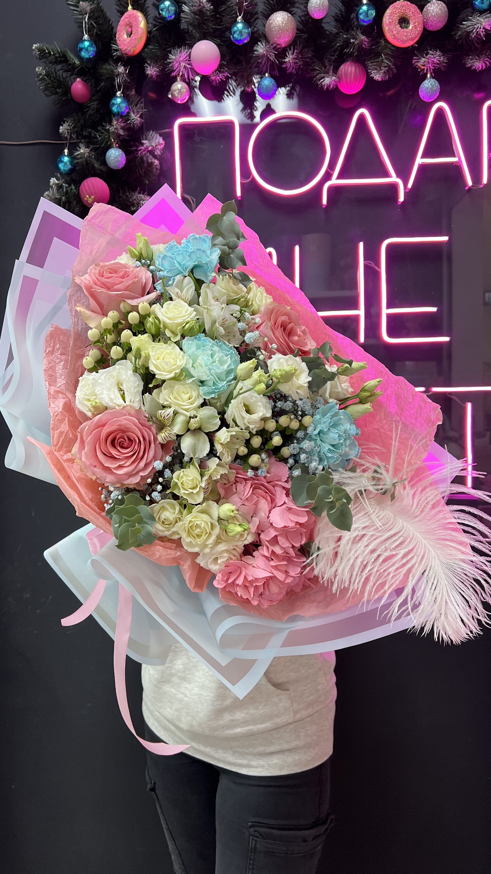 Авторский букет с гортензией, розами, диантусами, эустомой, эвкалиптом №116