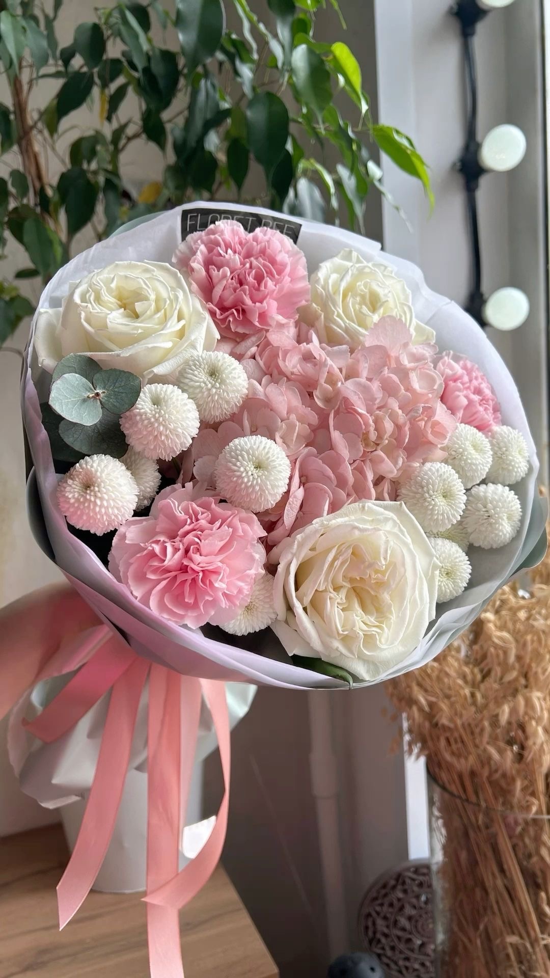 Авторский букет с гортензией, розами, диантусами и хризантемой №130