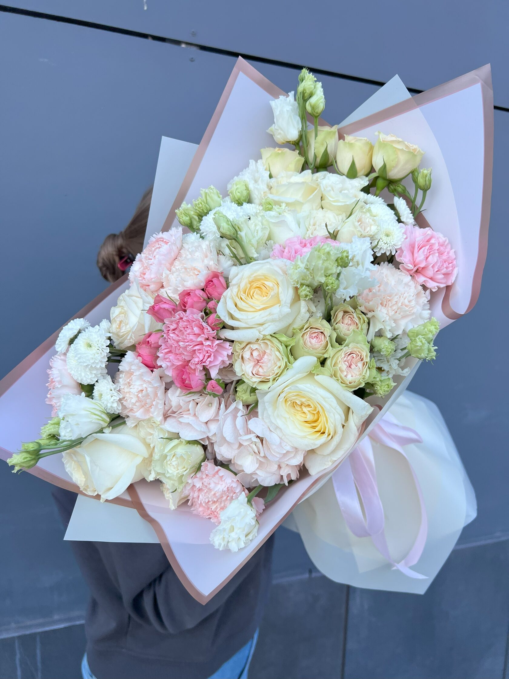 Авторский букет с гортензией, хризантемами, эустомой, диантусами и кустовыми розами №106