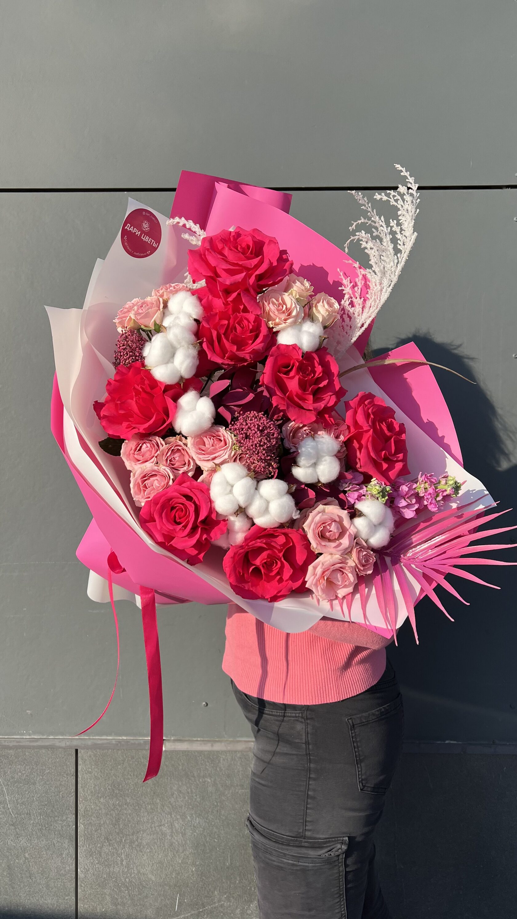 Авторский букет с яркими розовыми розами, хлопком, кустовыми розами №121