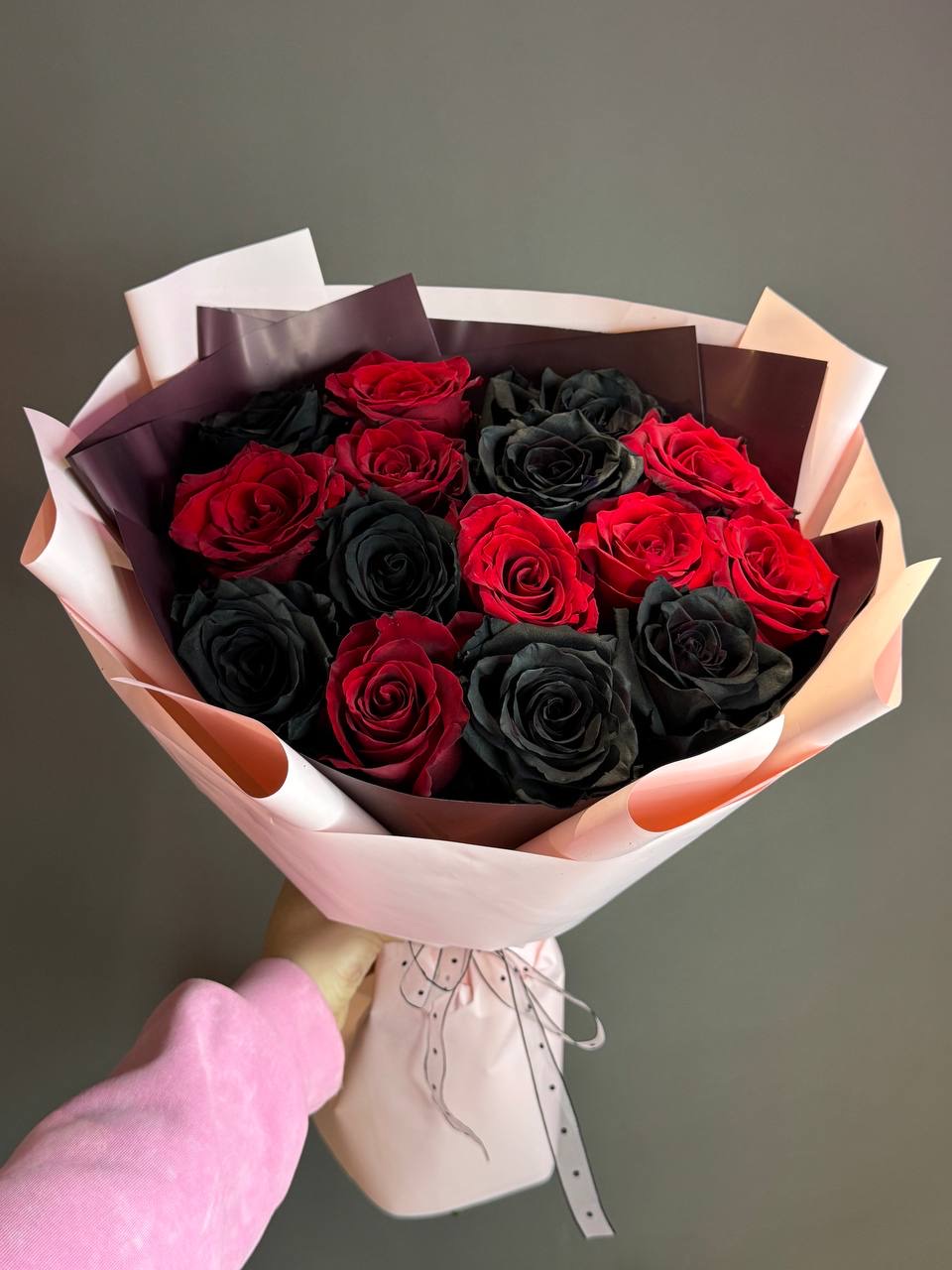Авторский букет с красными и черными розами