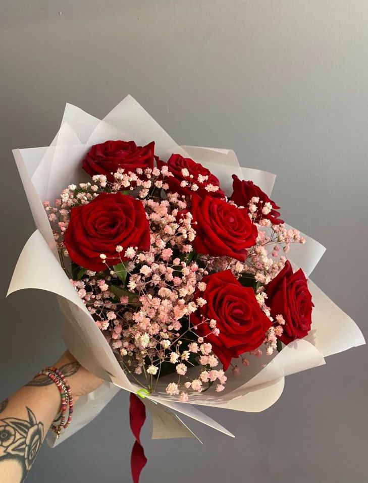Авторский букет с красными розами и гипсофилой №4