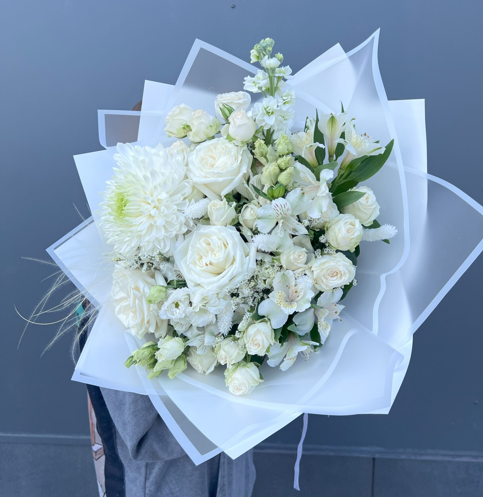 Авторский букет с кустовыми розами, альстромерией, маттиолой, розами, эустомой и хризантемами №16