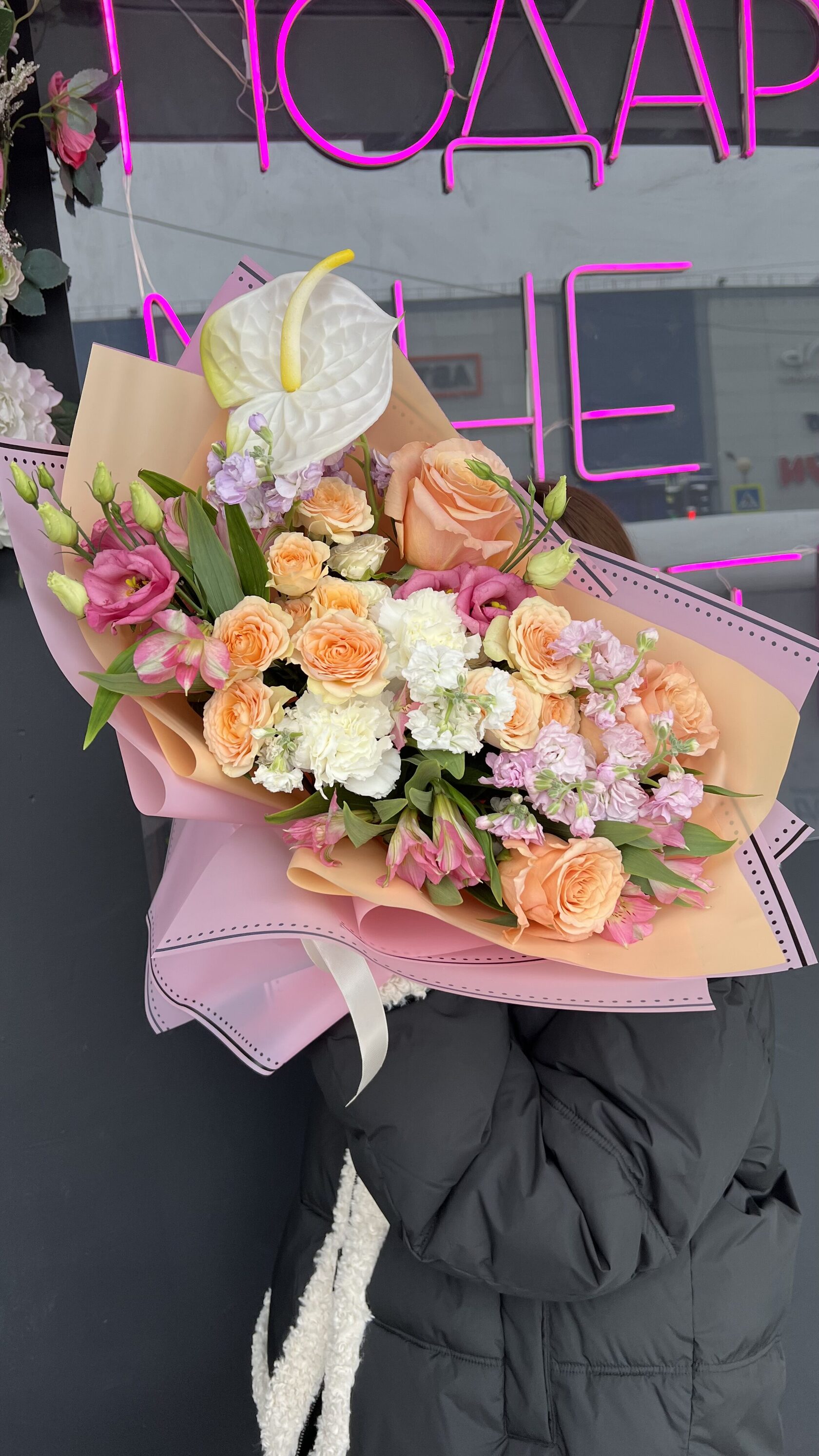 Авторский букет с кустовыми розами, диантусами, альстромерией, маттиолой, розами №140