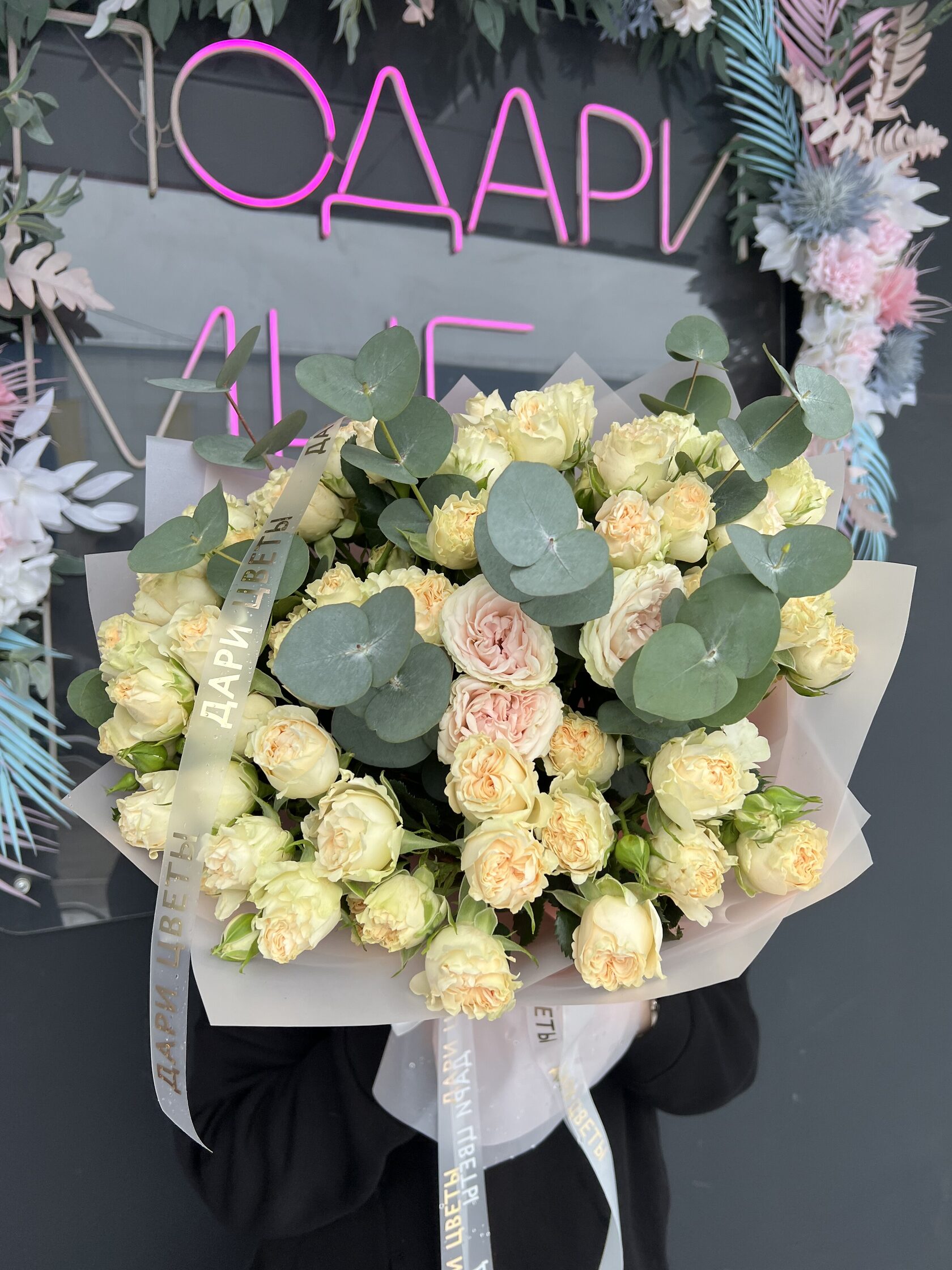 Авторский букет с кустовыми розами и эвкалиптом №86