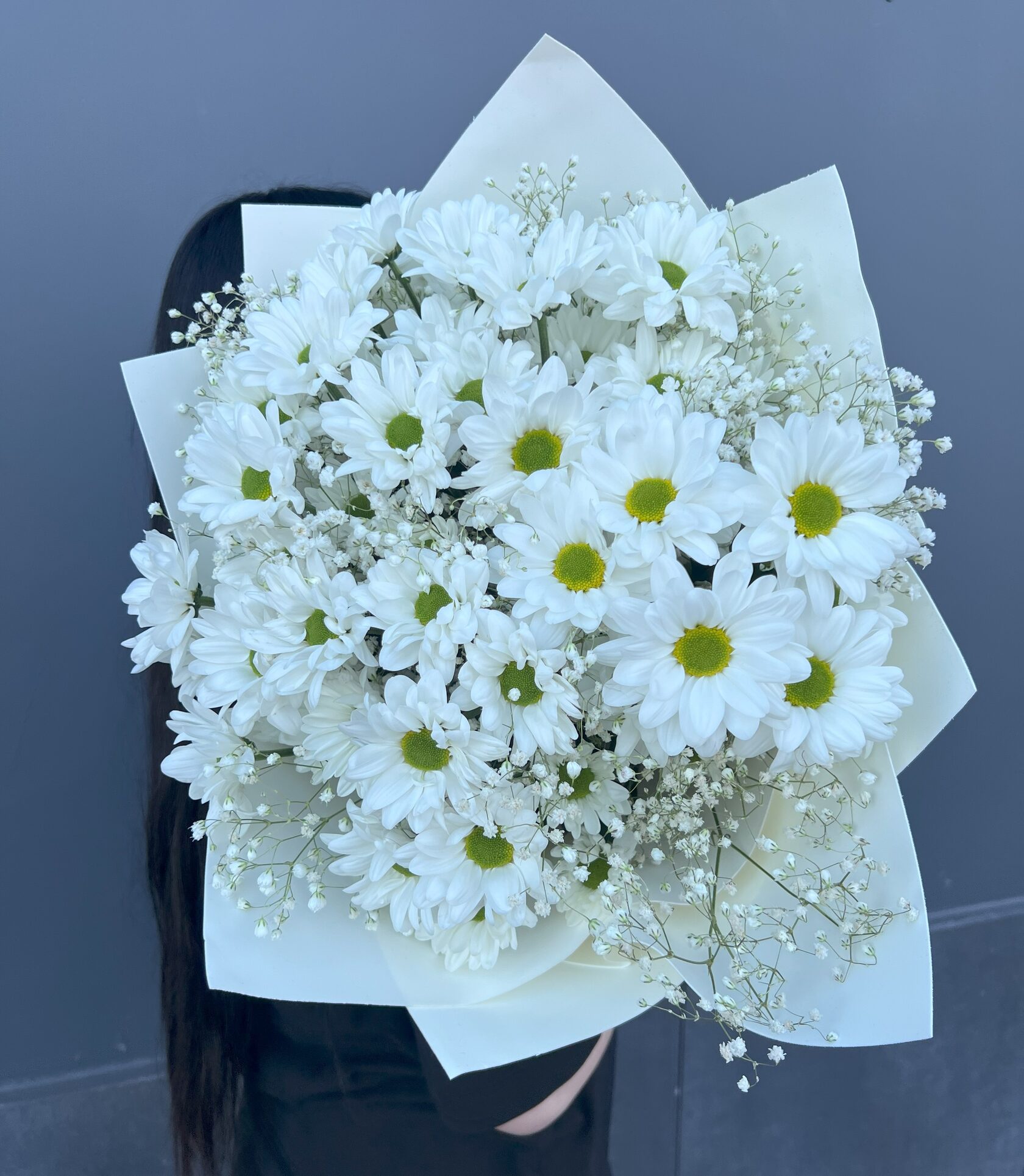 Авторский букет с кустовыми хризантемами и гипсофилой №113