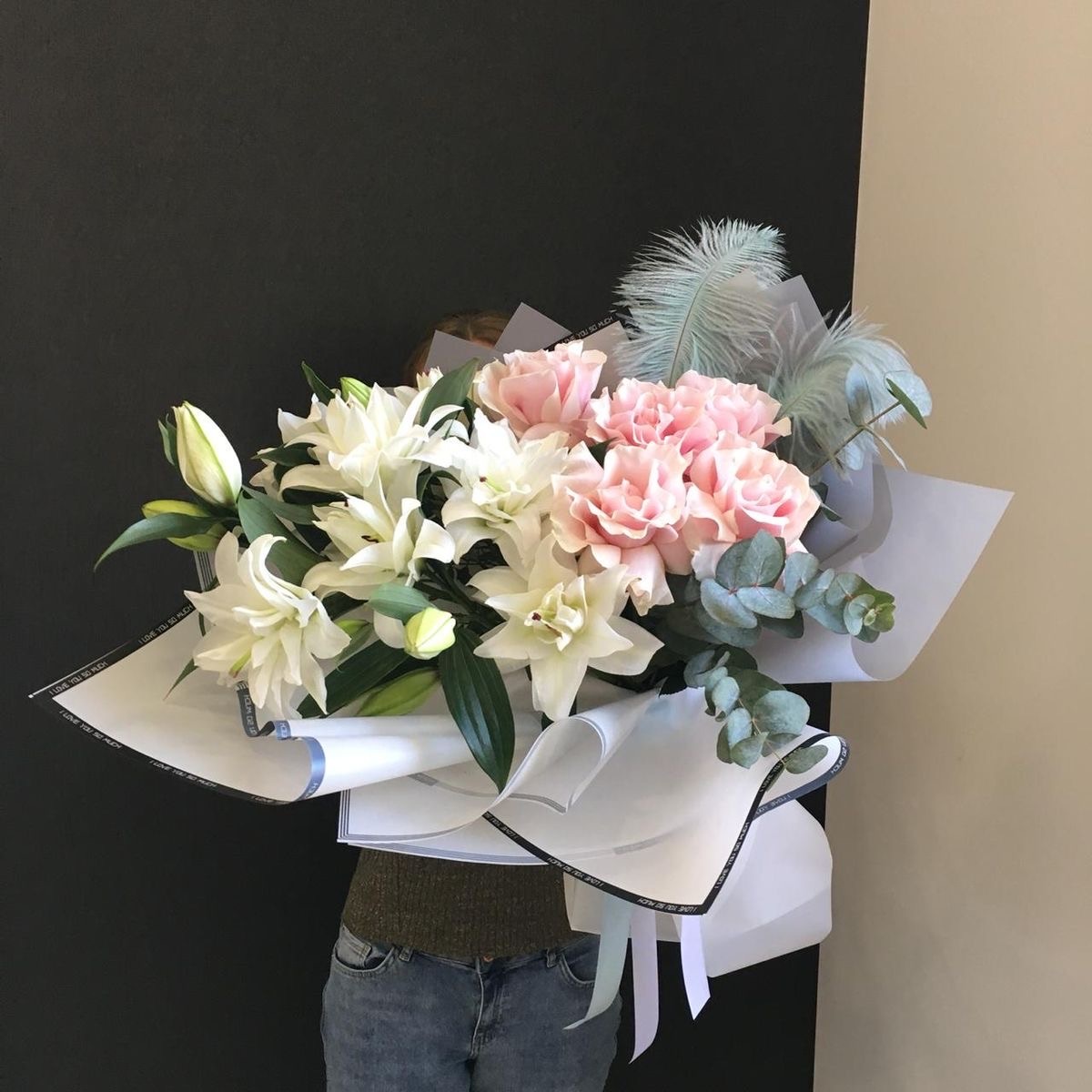 Авторский букет с лилиями, французскими розами и декором №118