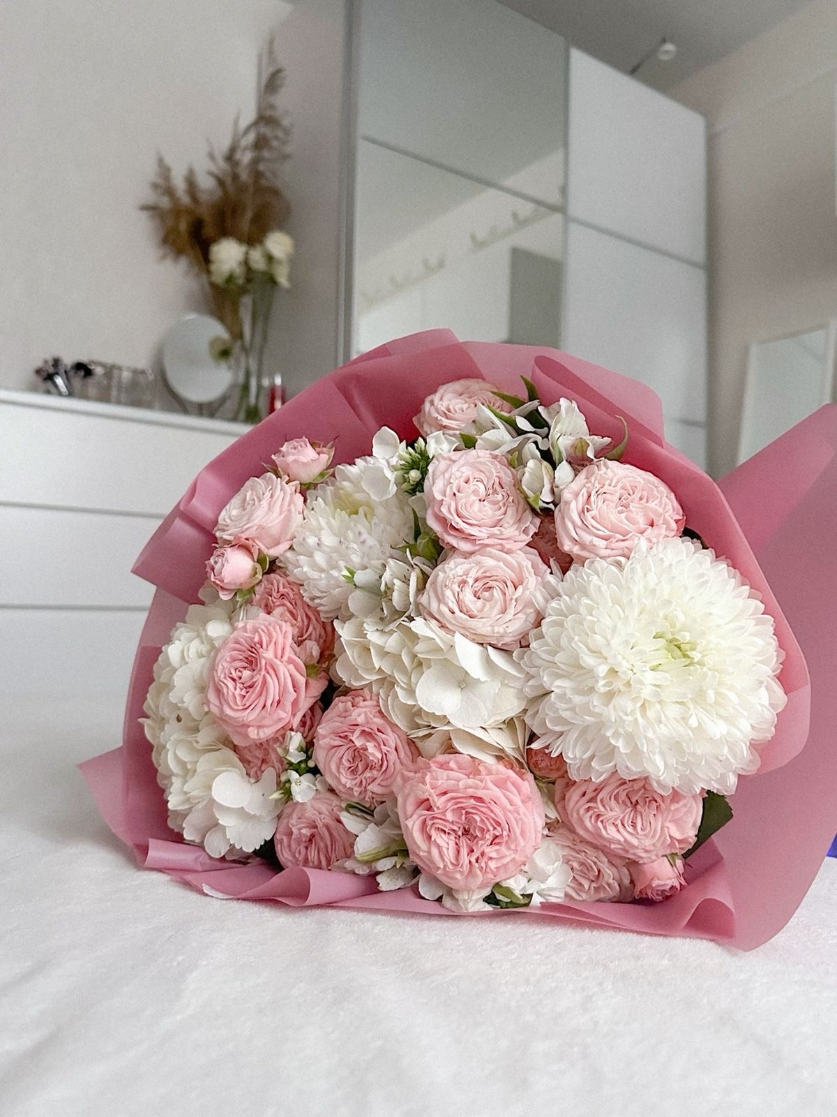 Авторский букет с нежной гортензией, кустовыми розочками, хризантемами №124