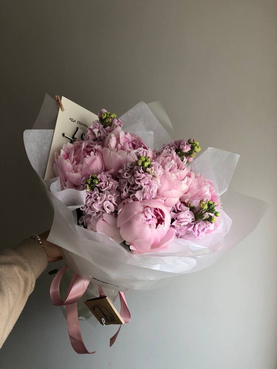 Авторский букет с пионами и маттиолой №94