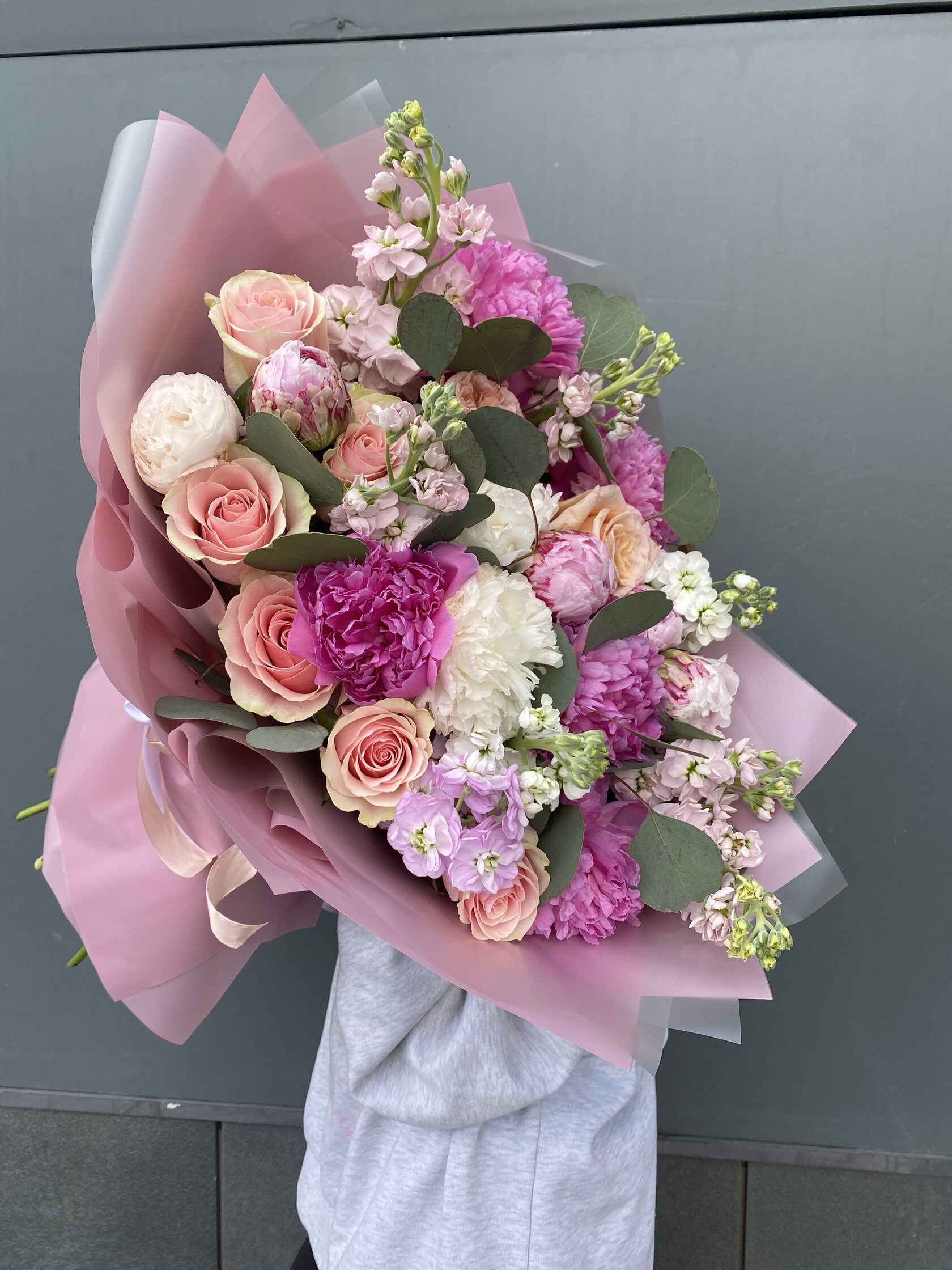 Авторский букет с пионами, розами, маттиолой №70