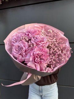 Авторский букет с пионовидными французскими розами и гипсофилой №3