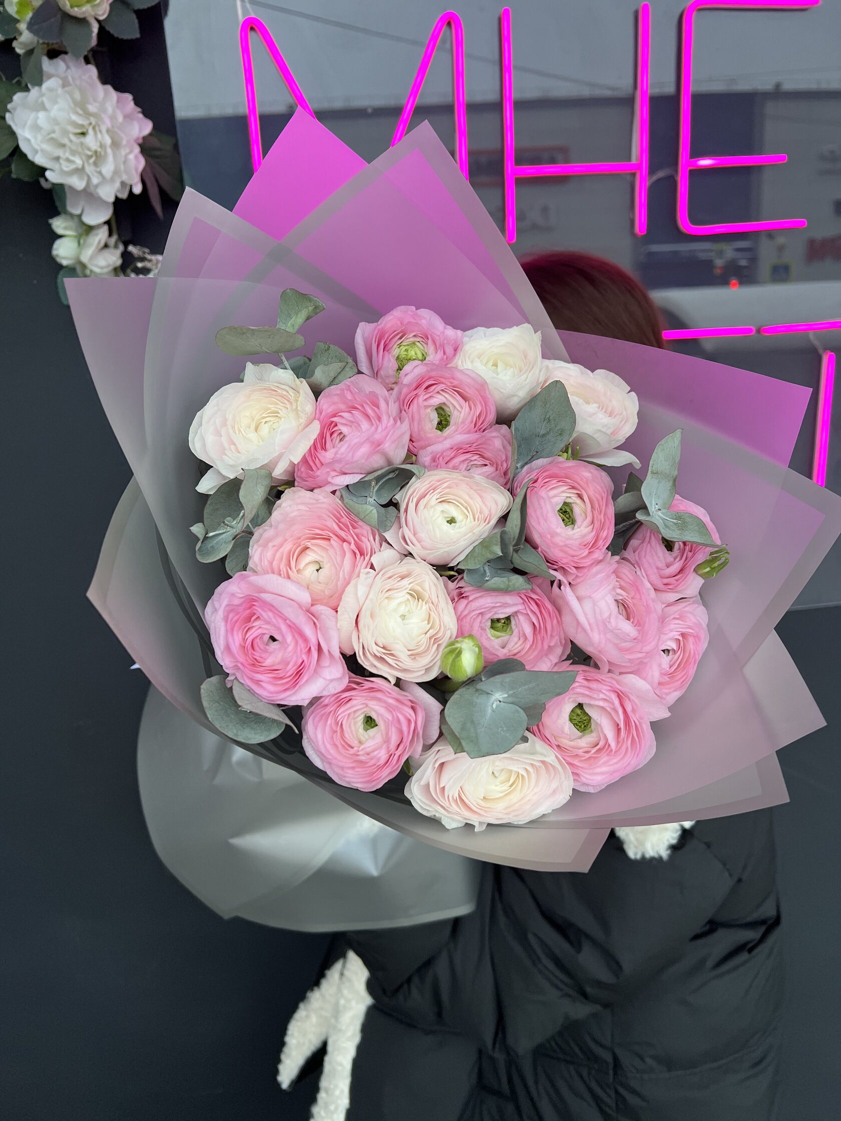 Авторский букет с ранункулюсами и эвкалиптом №17