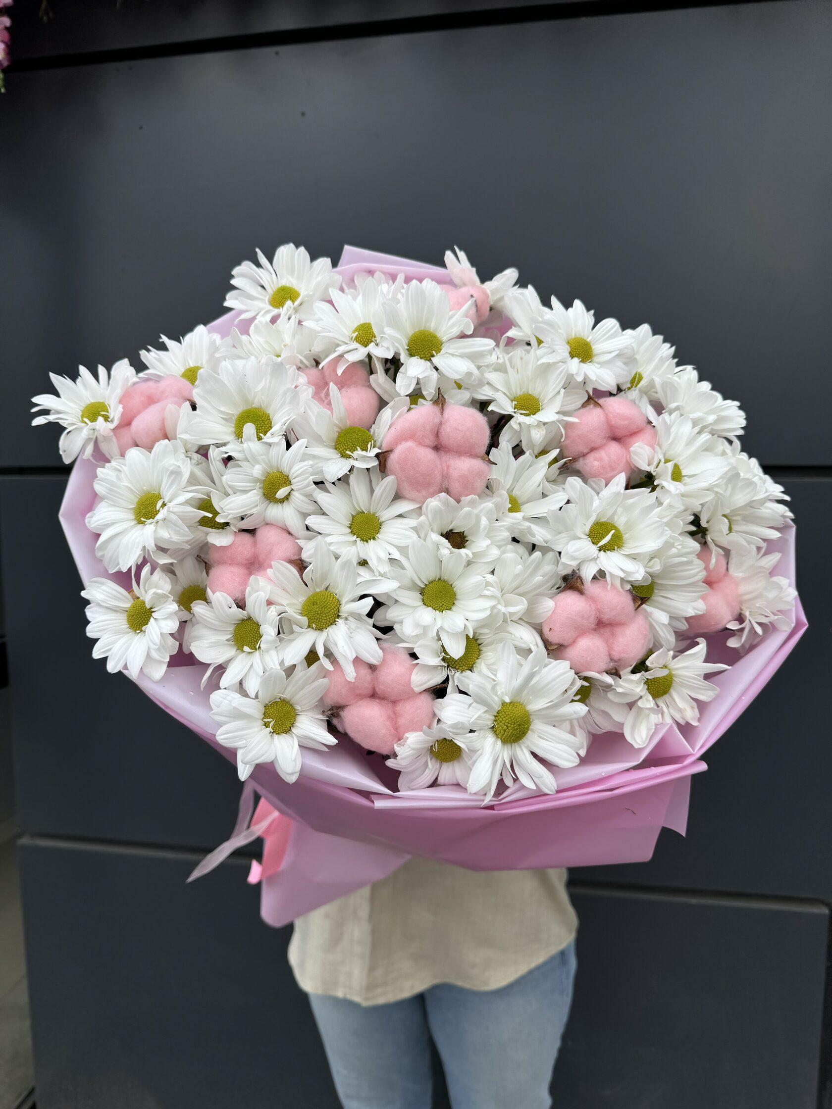 Авторский букет с ромашковой хризантемой и хлопком №15