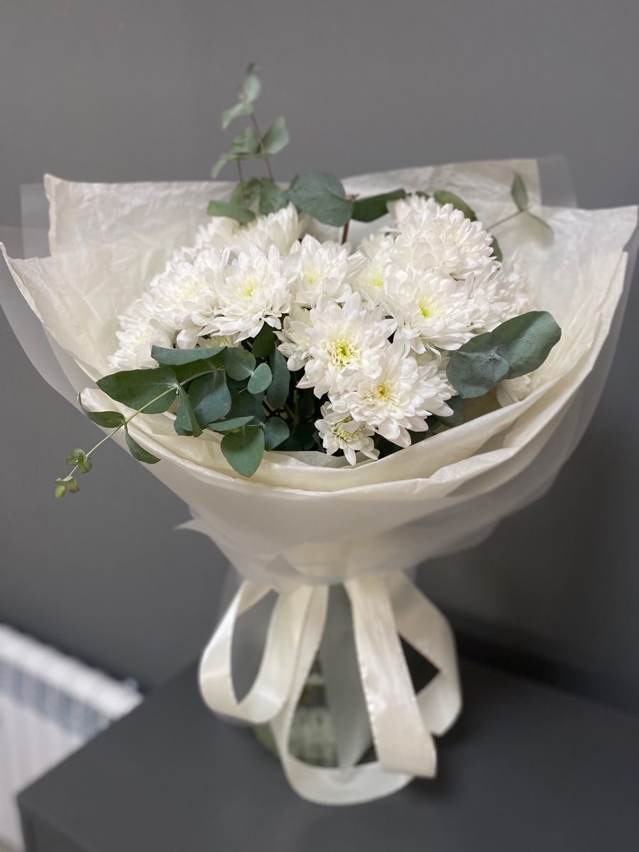 Авторский букет с ромашковыми хризантемами и эвкалиптом №62