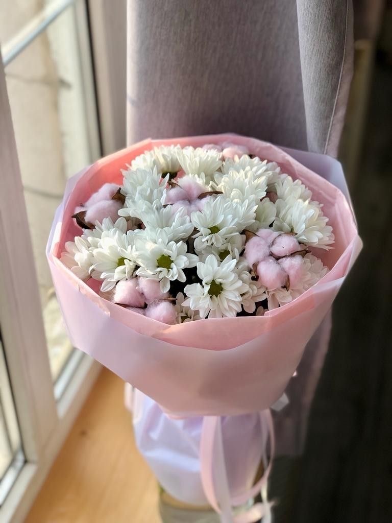 Авторский букет с ромашковыми хризантемами и хлопком №109