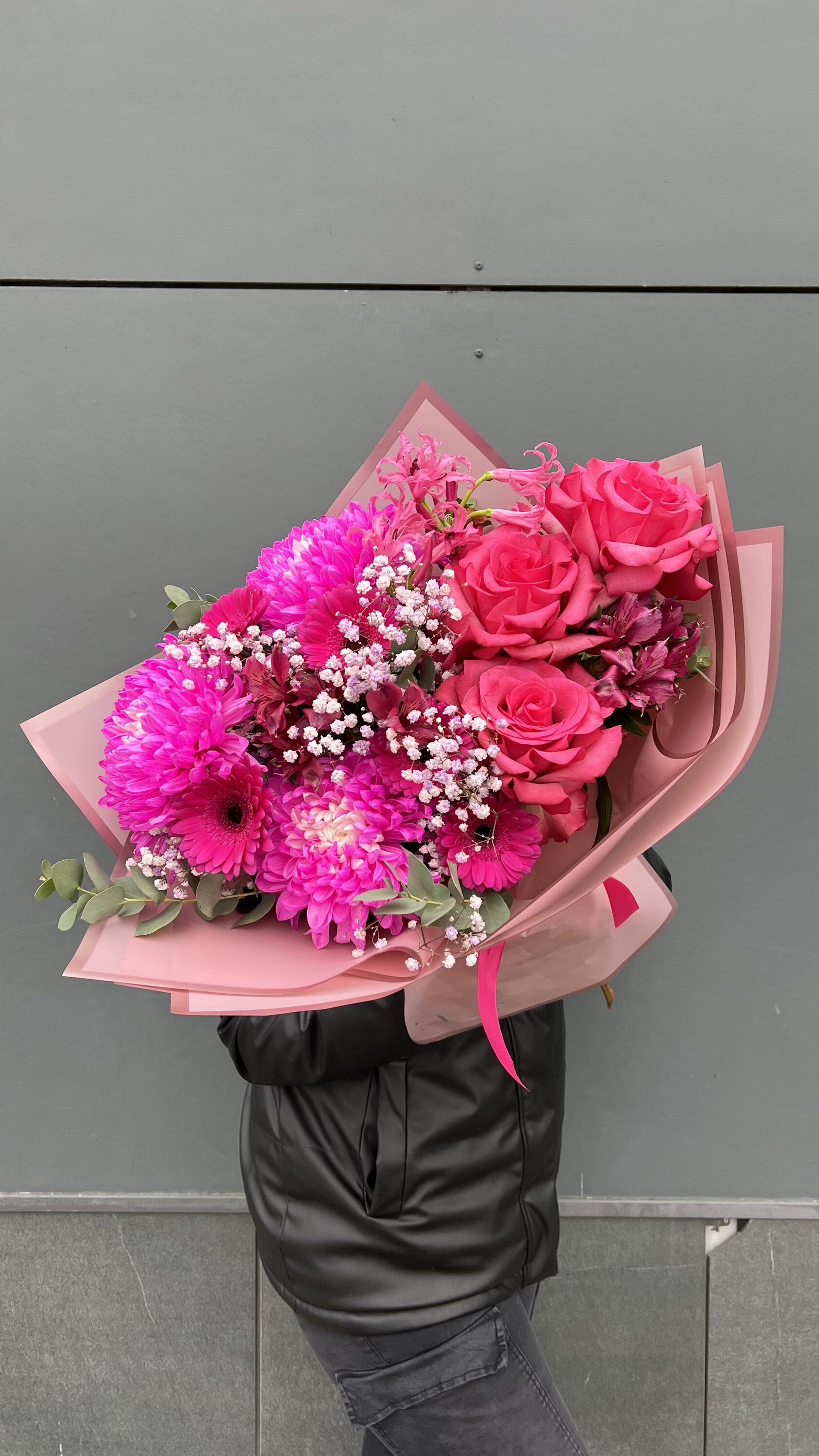 Авторский букет с розами, альстромерией, хризантемами, гипсофилой, эвкалиптом, герберами №153