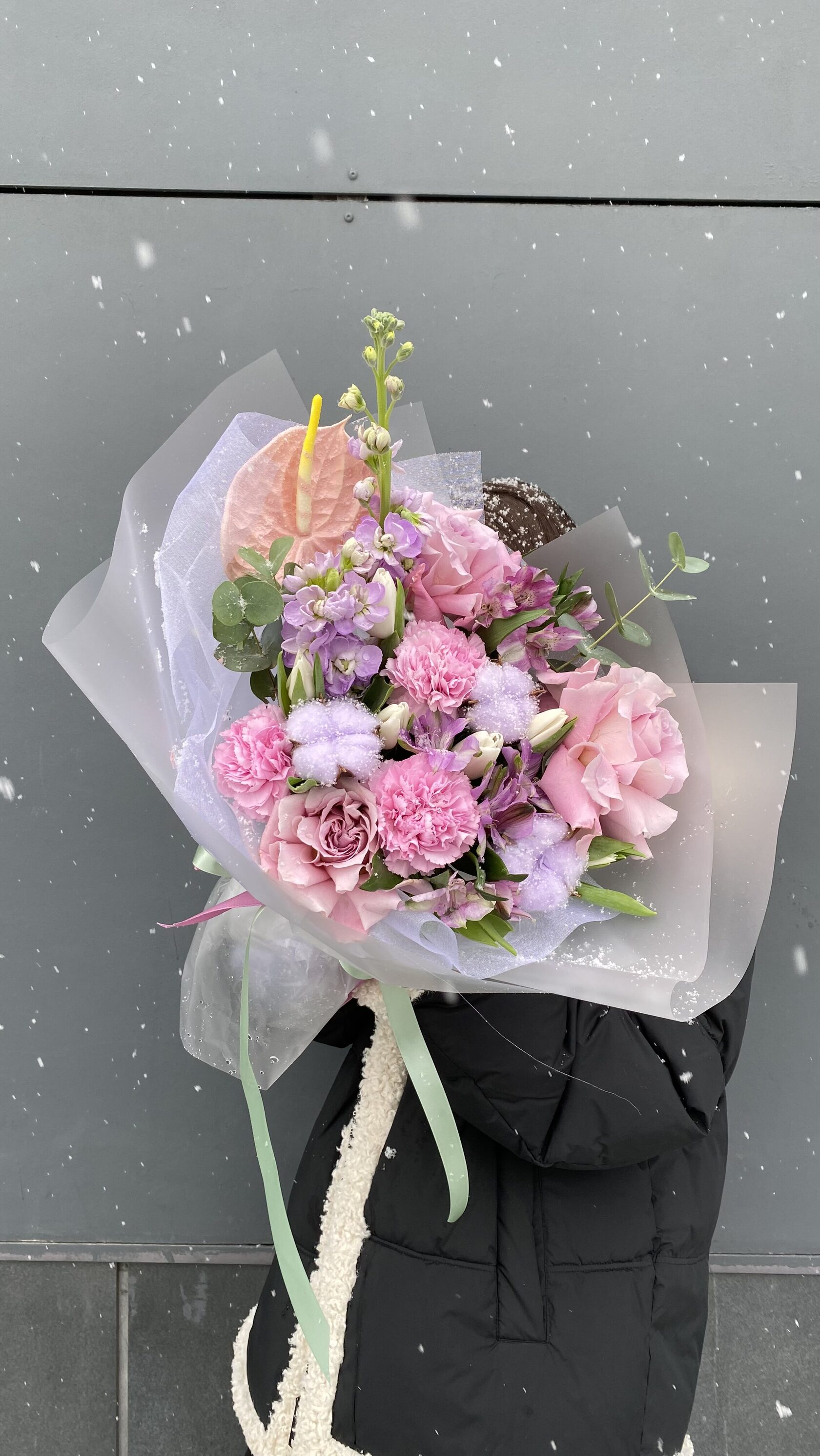 Авторский букет с розами, диантусами, маттиолой, хлопком и эвкалиптом №87