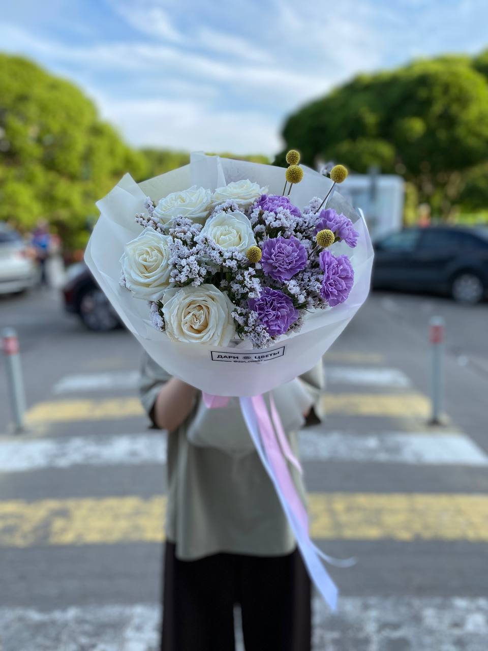 Авторский букет с розами, диантусами, статицей и хризантемой №68